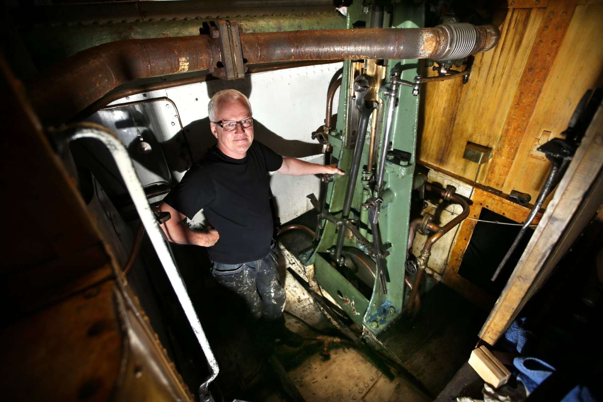 Maskinisten Göran Eriksson sköter ångmaskinen med musikalisk precision.