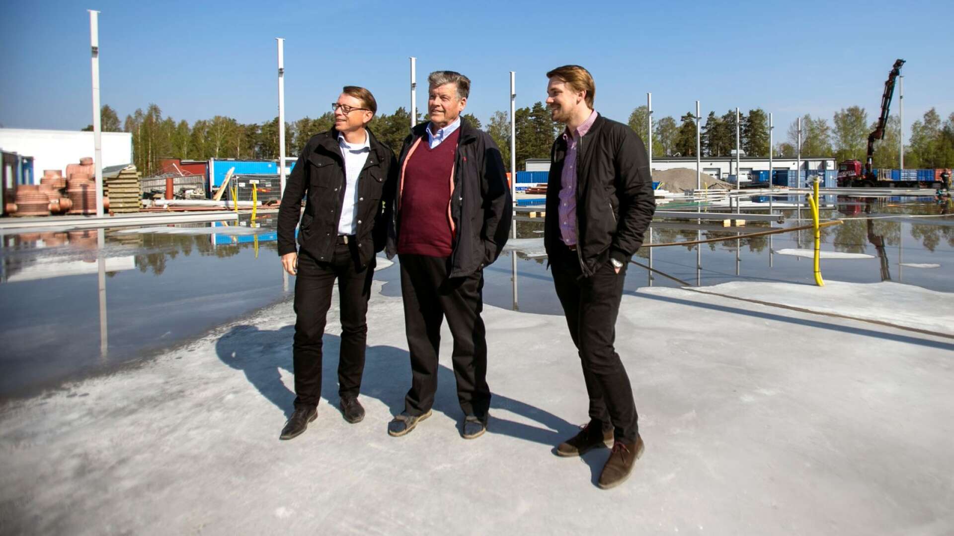Huspartner har inlett byggandet av företagets nya fabrik på Ilanda industriområde i Skåre. Man flyttar produktionen dit från Råda. På bilden ses arkitekten Lars Axelsson, ägaren Kenneth Wahlström och vd:n Fredrik Persson.