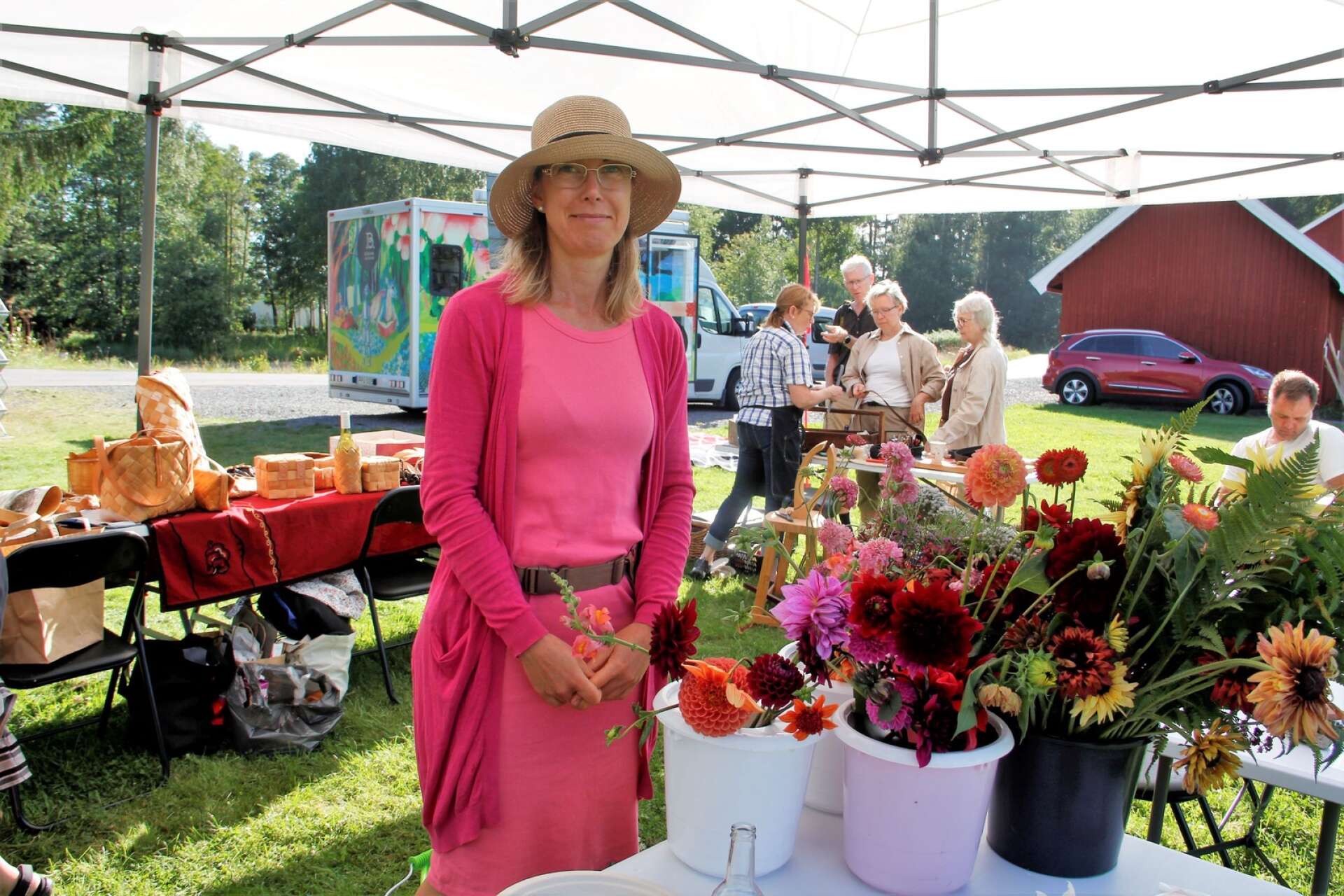 Annelie Johansson vill inspirera med sina blommor och odlingar. På Kvarnens dag på Tollebol, sålde hon buketter och visade lite bindningsteknik.