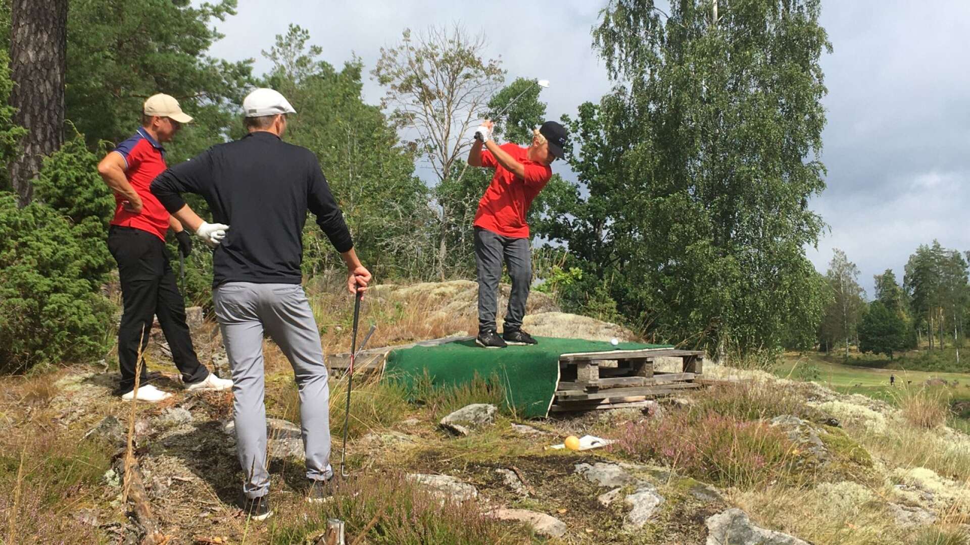 Fredagens golftävling bjöd på en del nya vyer. Malte Arvidsson slog ut från berget ovanför hål 11, påhejad av lagkamraterna.