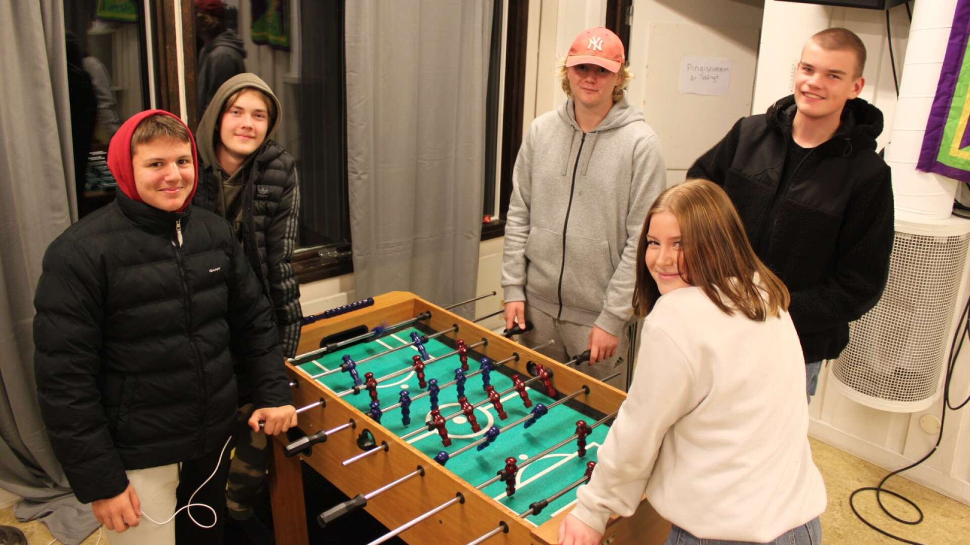 Sanni Delalic, Theo Färdigh, Sixten Österlund Jansson, Vilgot Thompson, Melanie Leroche, alla 15, besökte fritidsgården och testade på pingis och fotbollsspel. 