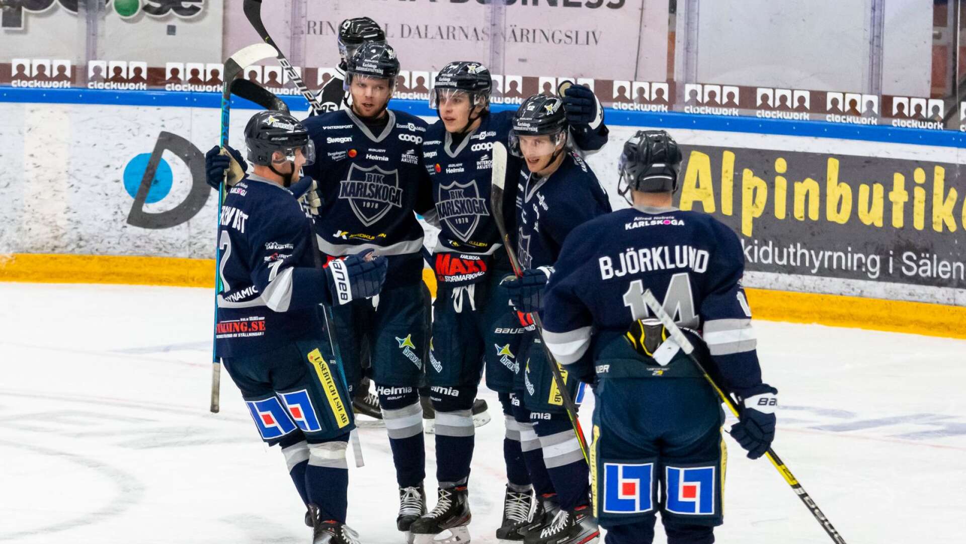 BIK-jubel! Från vänster är det Axel Bergkvist, Alexander Leandersson, Linus Karlsson, Gustaf Thorell och Henrik Björklund som jublar.
