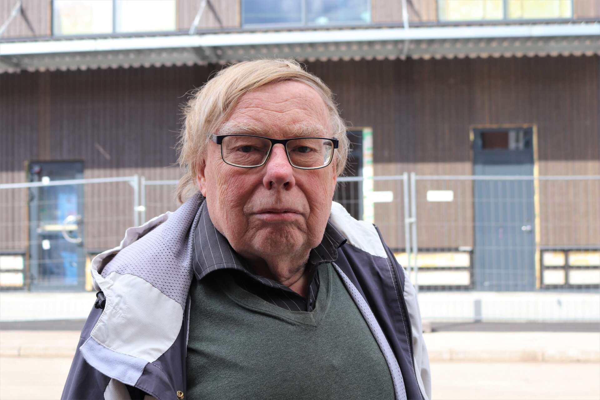 Bo Karlsson, som är ordförande för föreningen byggnadskultur i Kristinehamn är missnöjd med hur den nya fastigheten ser ut.
