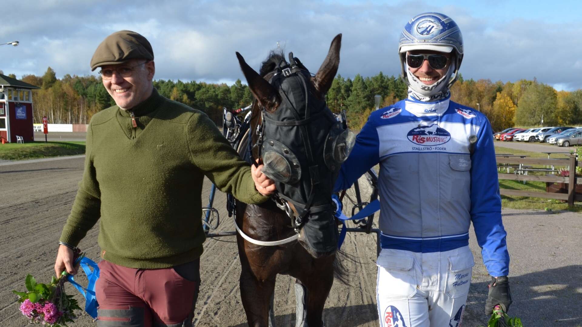 Den 1 februari tillträder Tomas Eklund, till vänster, som travbanechef på Åmålstravet. Här tillsammans med sin talangfulle travare Explode och kusken Marcus Hultman som körde hästen vid samtliga sex årssegrar under 2022.