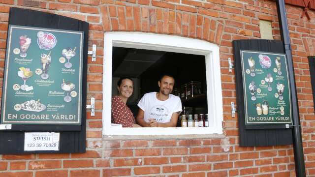 Amanda och Daniel Kylin har öppnat glasscafé på Liljenäs gård.