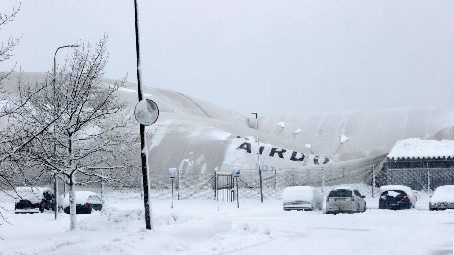 Karlstad airdome kollapsade efter måndagens ymniga snöfall. Problemet kan ta veckor att lösa.
