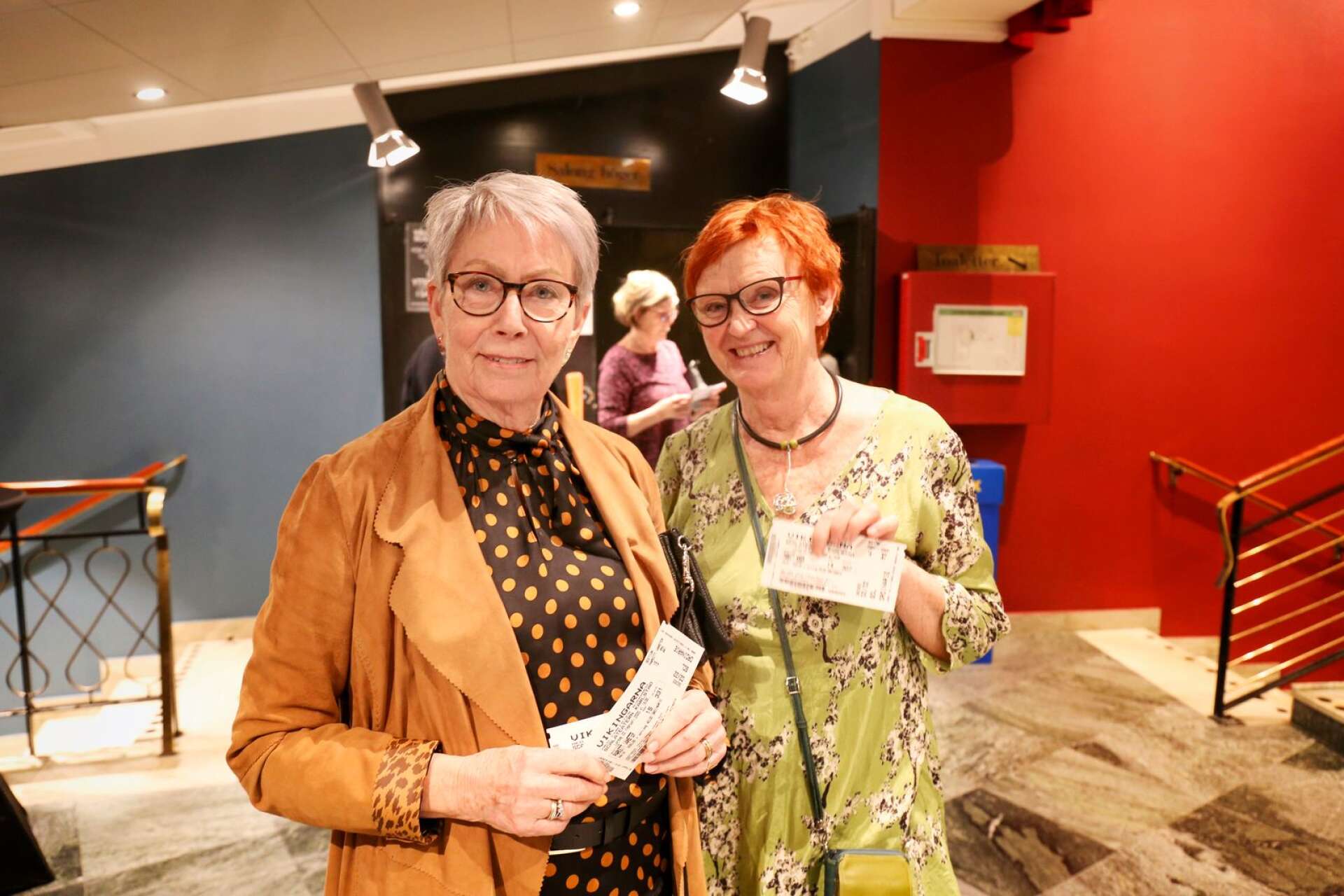 Arvikaborna Eva Olsson, 75 år, och Anna-Greta Glasgård, 65 år, var förväntansfulla inför den första showen. 