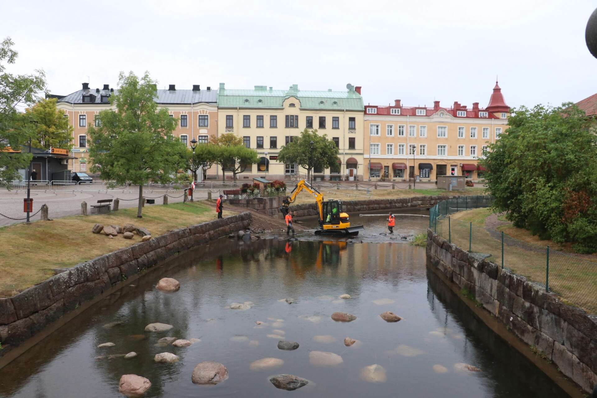 Mellan forsnackarna i Åmålsån och uppströms ska det sättas upp fiskeförbudsskyltar. Bilden togs i samband med renovering av forsnackarna. 
