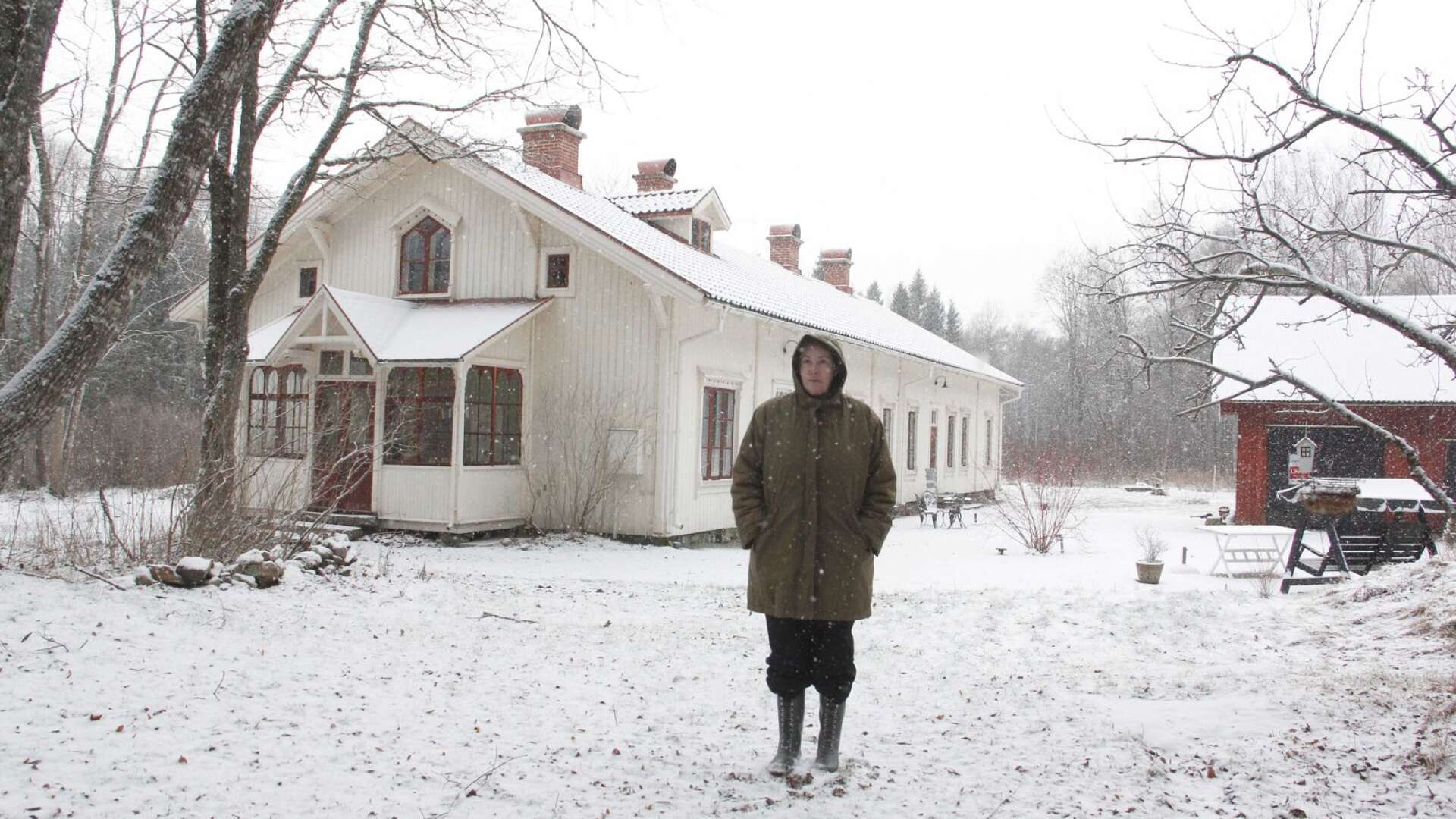 Johanna Andersson, präst i Dals-Ed, bor och rustar den gamla personalbostaden i det tidigare stationssamhället Mon i Töftedal. 