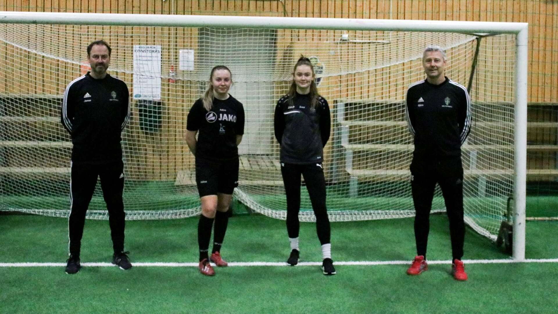 Adina Jansson (i mitten till vänster) och Svea Rehnberg är två av eleverna på fotbollsutbildningen på Karlbergsgymnasiet. På varsin sida om dem står instruktörerna Jonas Rehnberg (längst till vänster) och Björn Staf.