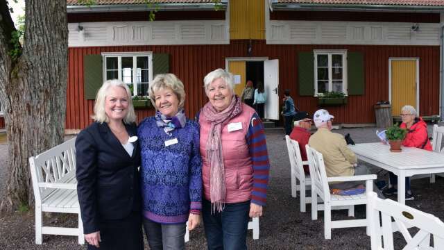 SPF Värmlands aktivitetsdag på Mårbacka minnesgård blev mycket lyckad, konstaterar gårdens intendent Irene Henriksson och SPF Seniorerna Fryksdalen Sunnes Inga-Lill Lindqvist och Ingrid Sörlin.
