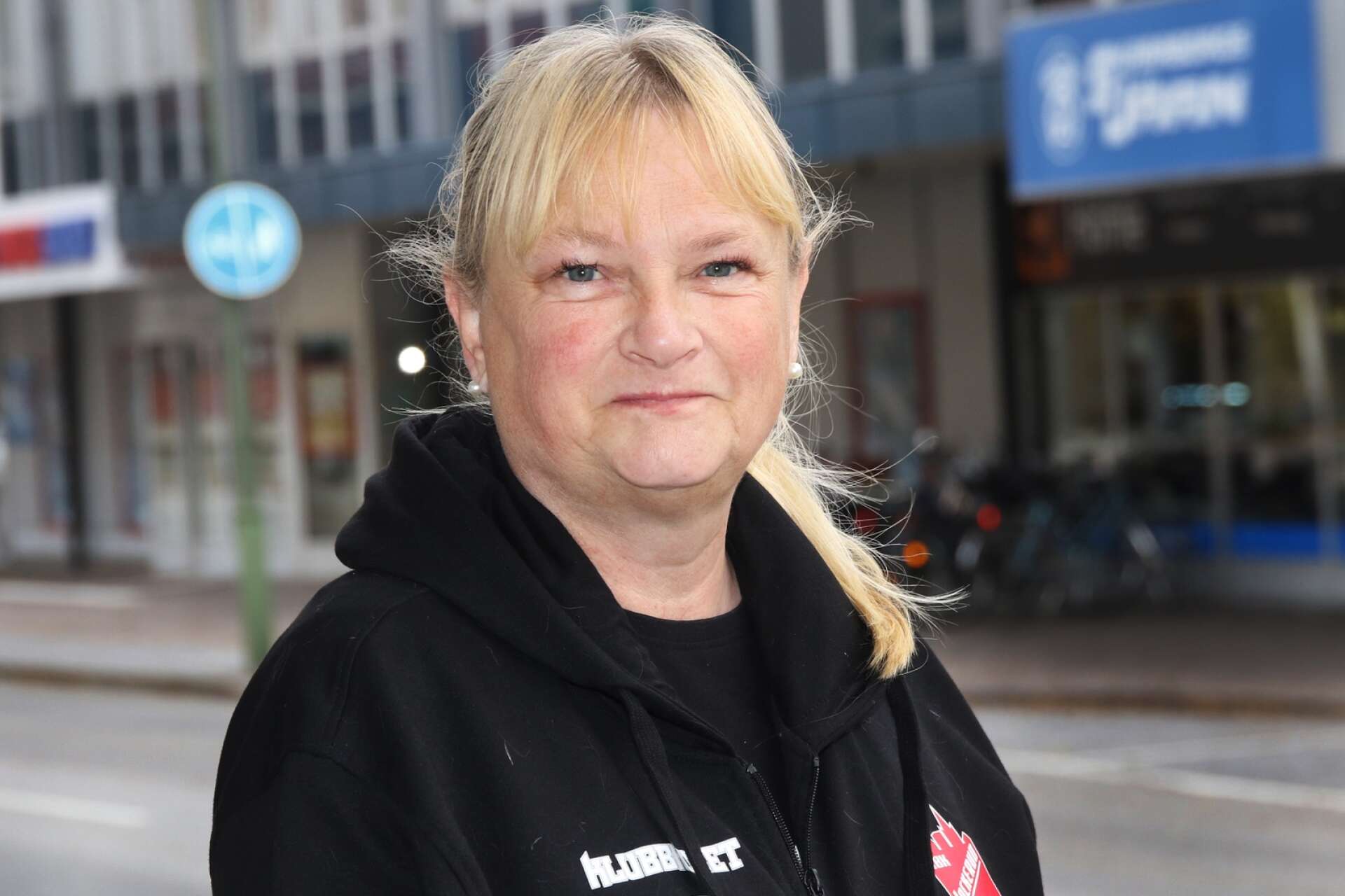 Agneta Elmeskov, 59, tror att det starka stödet för Moderaterna i Mariestad beror på batterifabriken. ”Sedan har partiet gjort ett väldigt bra förarbete inför valet och synts mycket på torget”, säger hon.