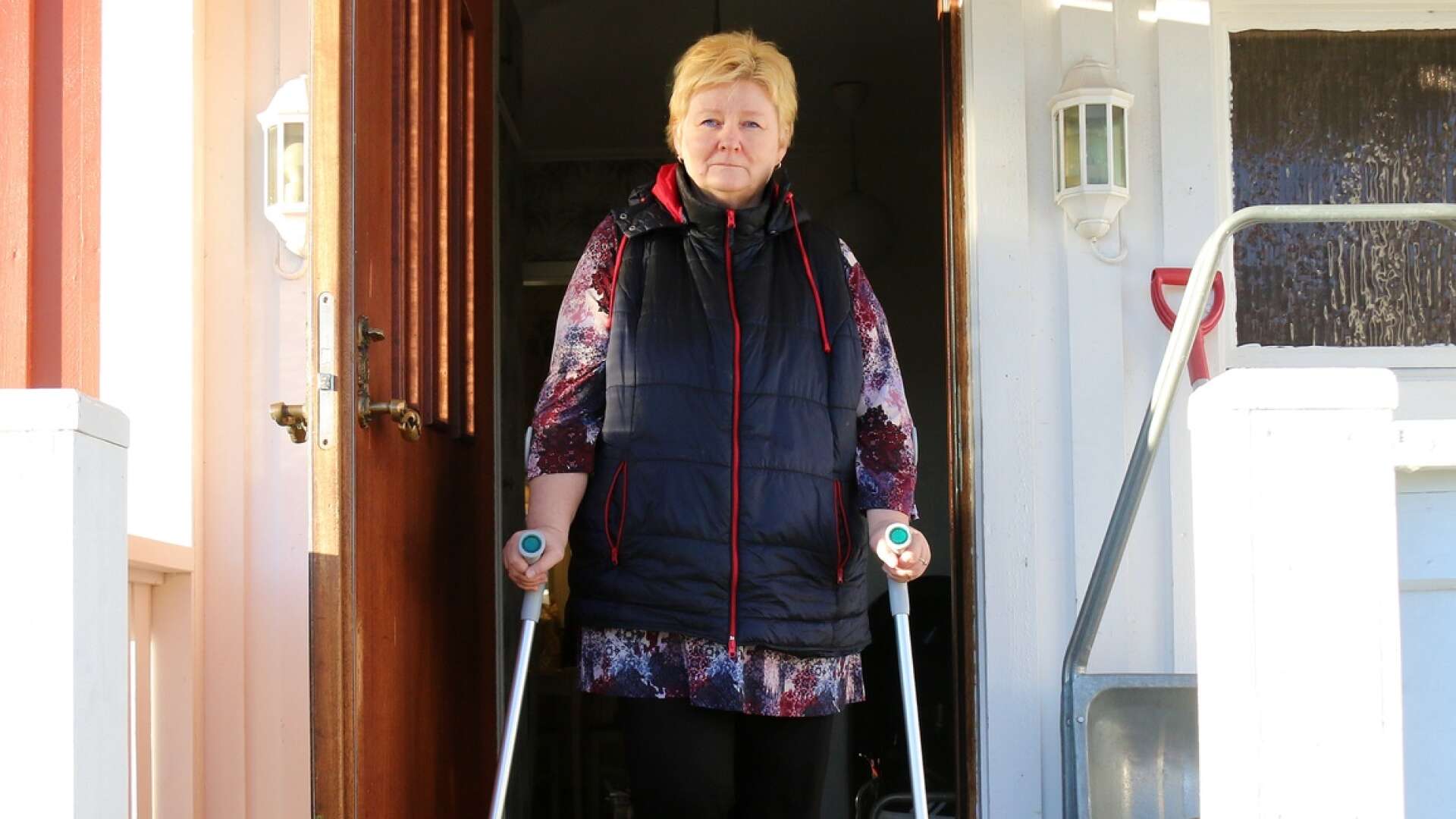 Kombinationen av sjukskrivning och uppsägning har satt Inga Andersson, 60, i en ohållbar ekonomisk sits och som gör att hon nu i helgen tvingas flytta från sitt hus.