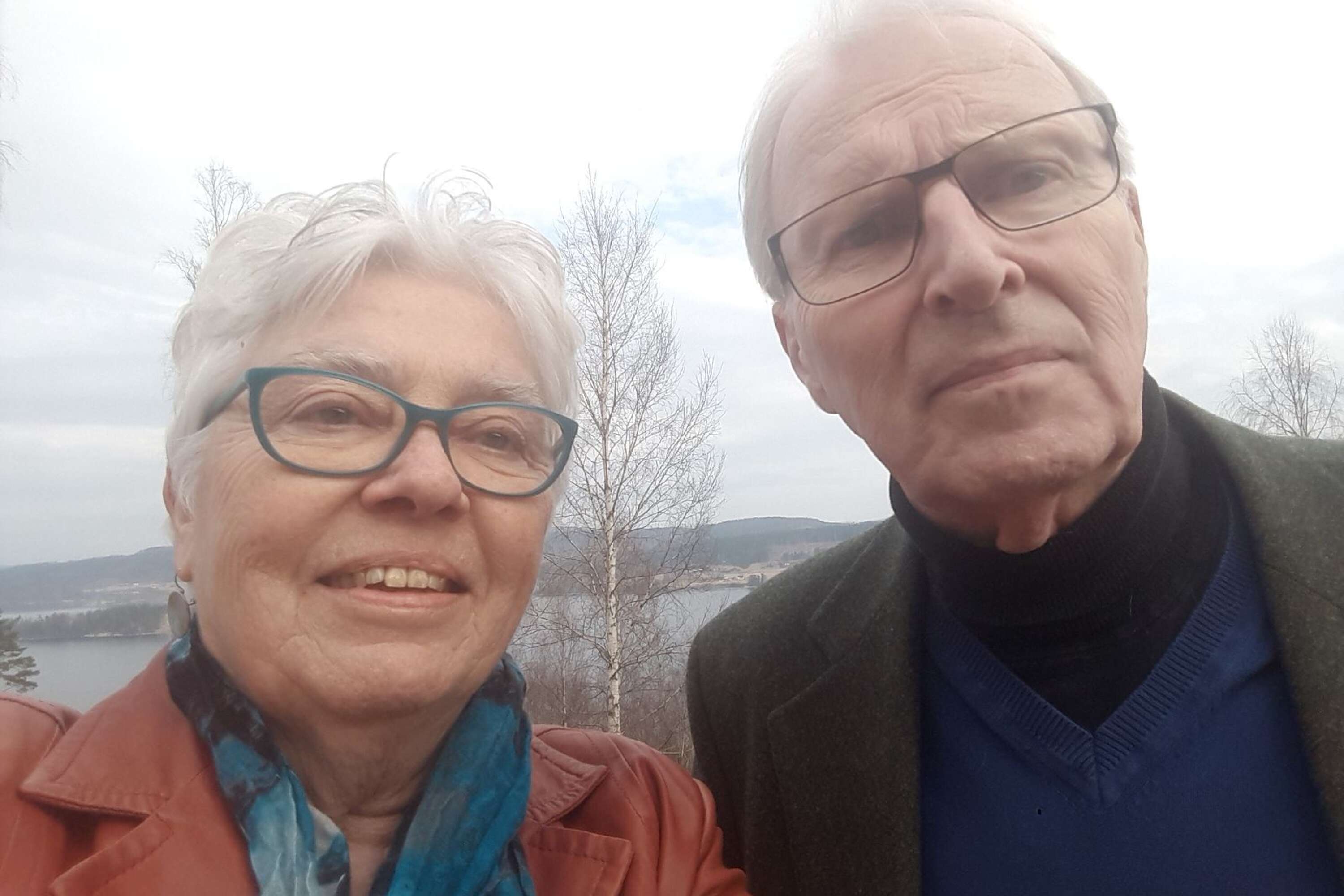 Paret Brita Eriksson, 74 och Bengt Eriksson, 75 oroar sig inte särskilt mycket över coronaspridningen.
