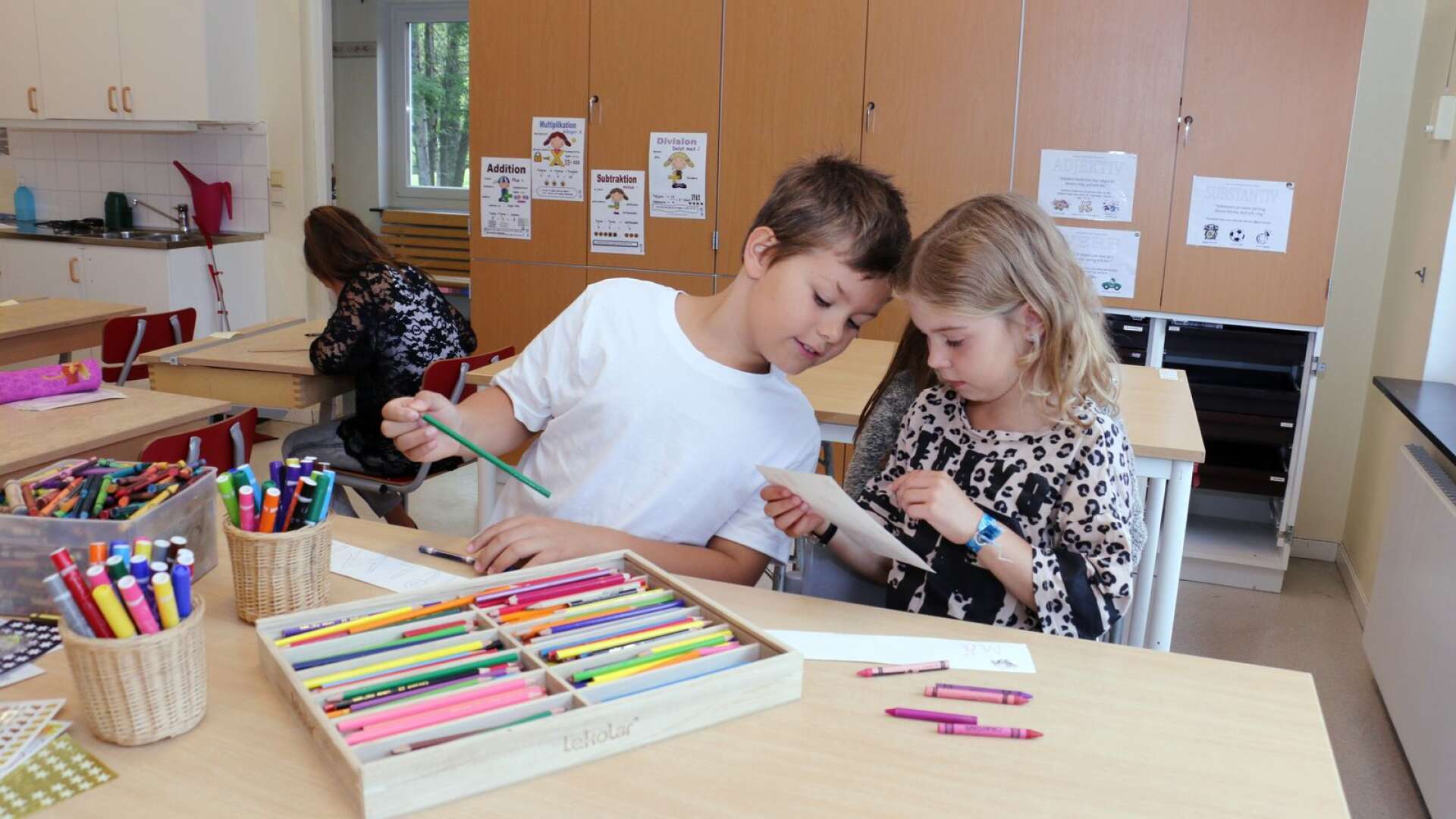 Under torsdagen, den 22 augusti, ringde det in till skolstart i Brattfors skola. Eleverna i årskurs 1-3 fick börja med att måla namnskyltar. Här ses Melwin och Märta.