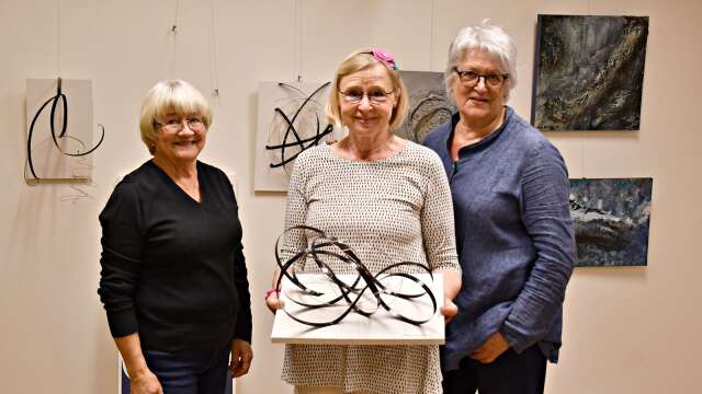 Konst i Västs Marion Bergsjö, Eva Kaiser Waldenström och Ingalill Borén med några verk av Margareta Sunnemar, en av nio som nu ställer ut på Galleri Björken i Sunne.