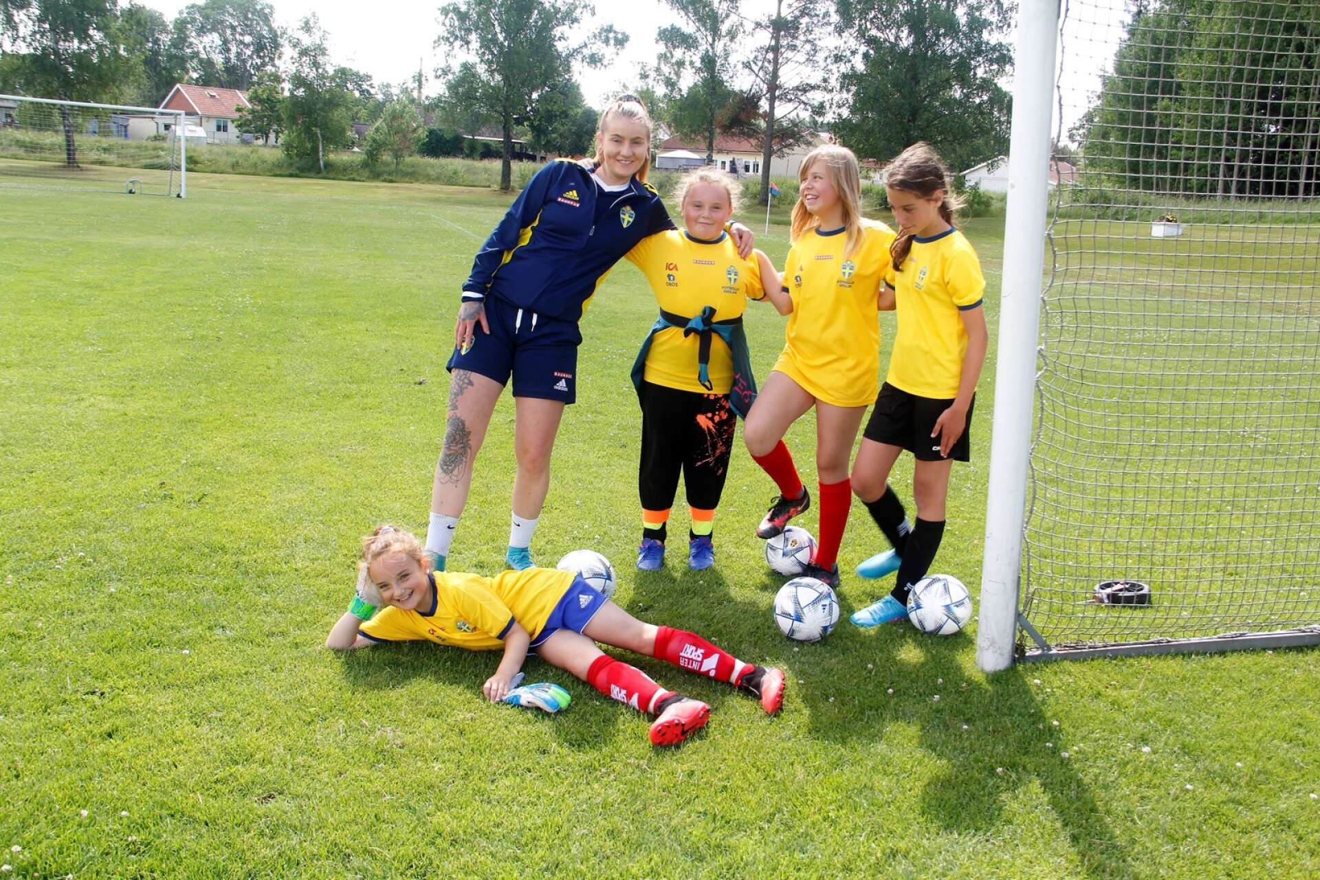 Ledaren Izabell Doverhorn och ett glatt gäng fotbollstjejer. Från vänster Salli Niemi, Gabriella Brandi, Mariella Veldhuis och liggande på marken Anni Niemi.