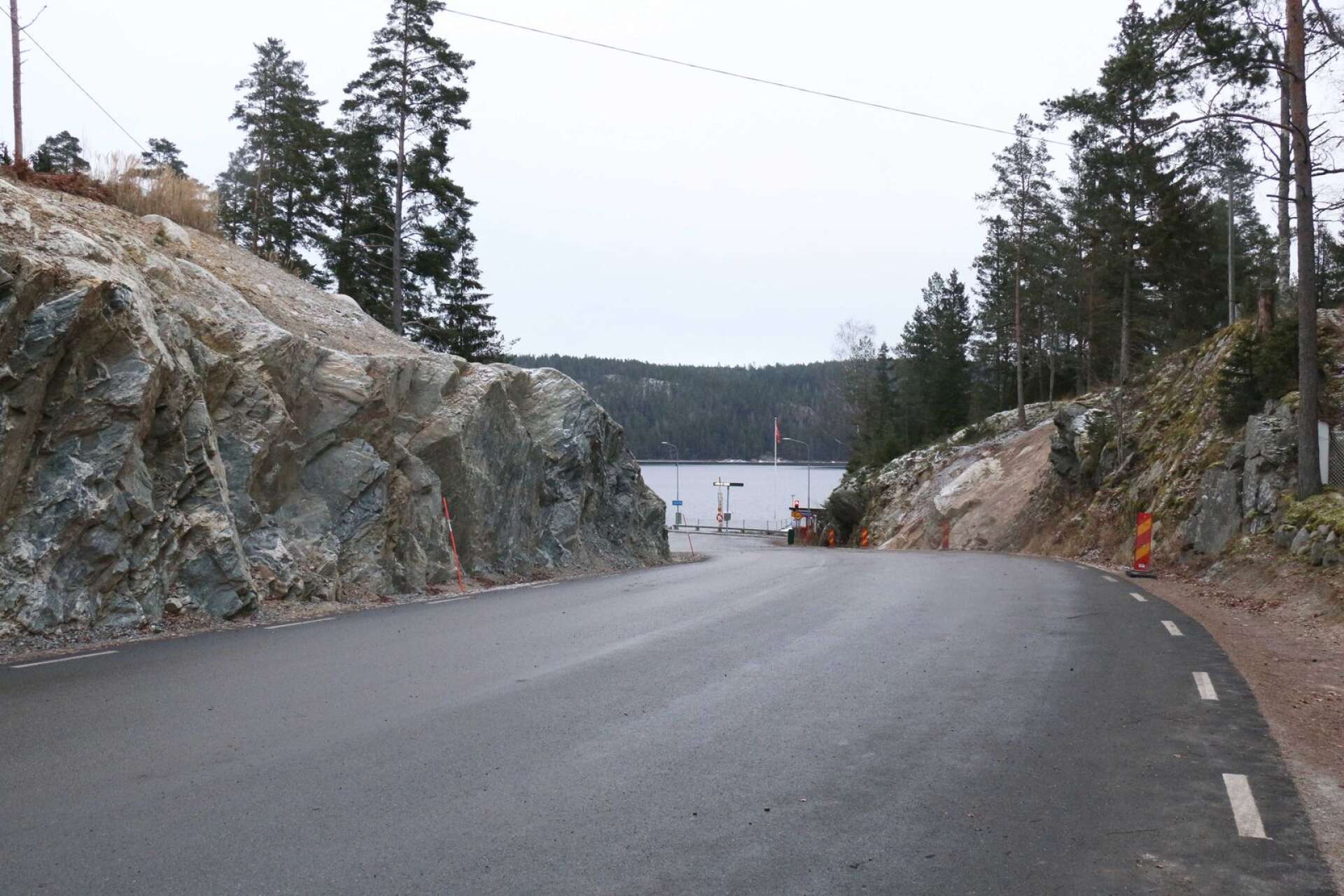 Vägen vid färjeläget i Jaren breddades för två år sedan och slänterna säkrades nyligen för ras, nu ska den fortsatta sträckan genom Nössemark till norska gränsen rustas.