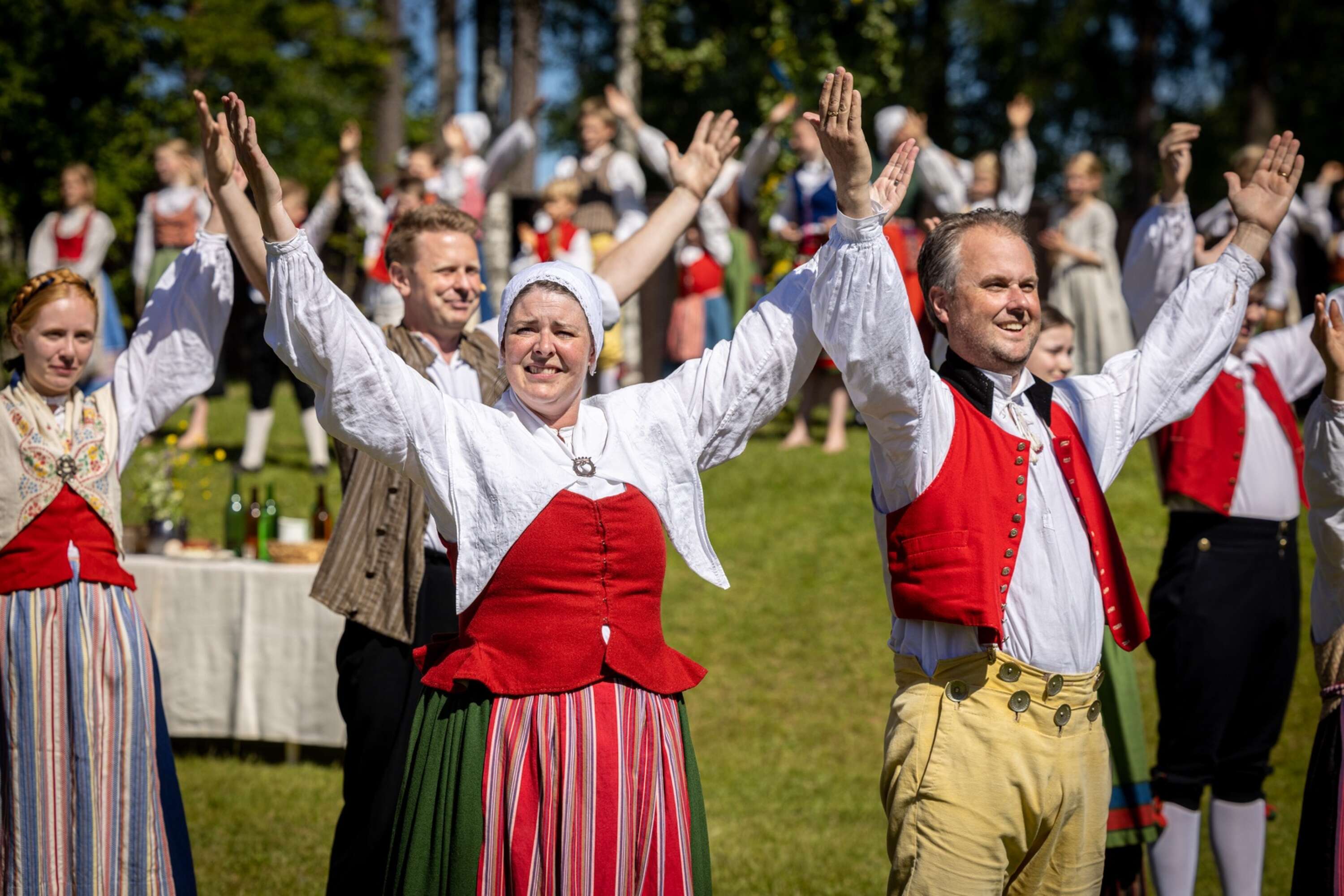 Värmlänningarna i Ransäter är en i många meningar stor berättelse. Ensemblen är stor och publiken bjuds på färgstark dans, musik, sång och skådespel i två och en halv timme.