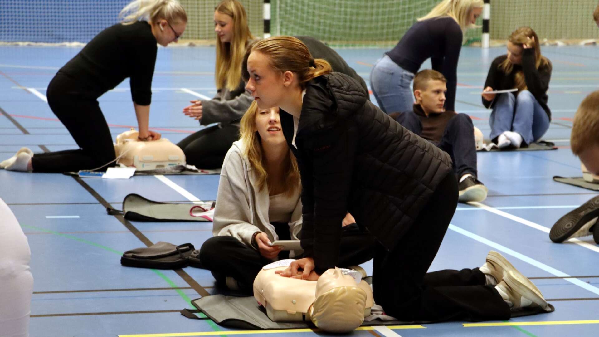 Det rådde febril aktivitet när eleverna fick träna sina kunskaper i hjärt-lungräddning.