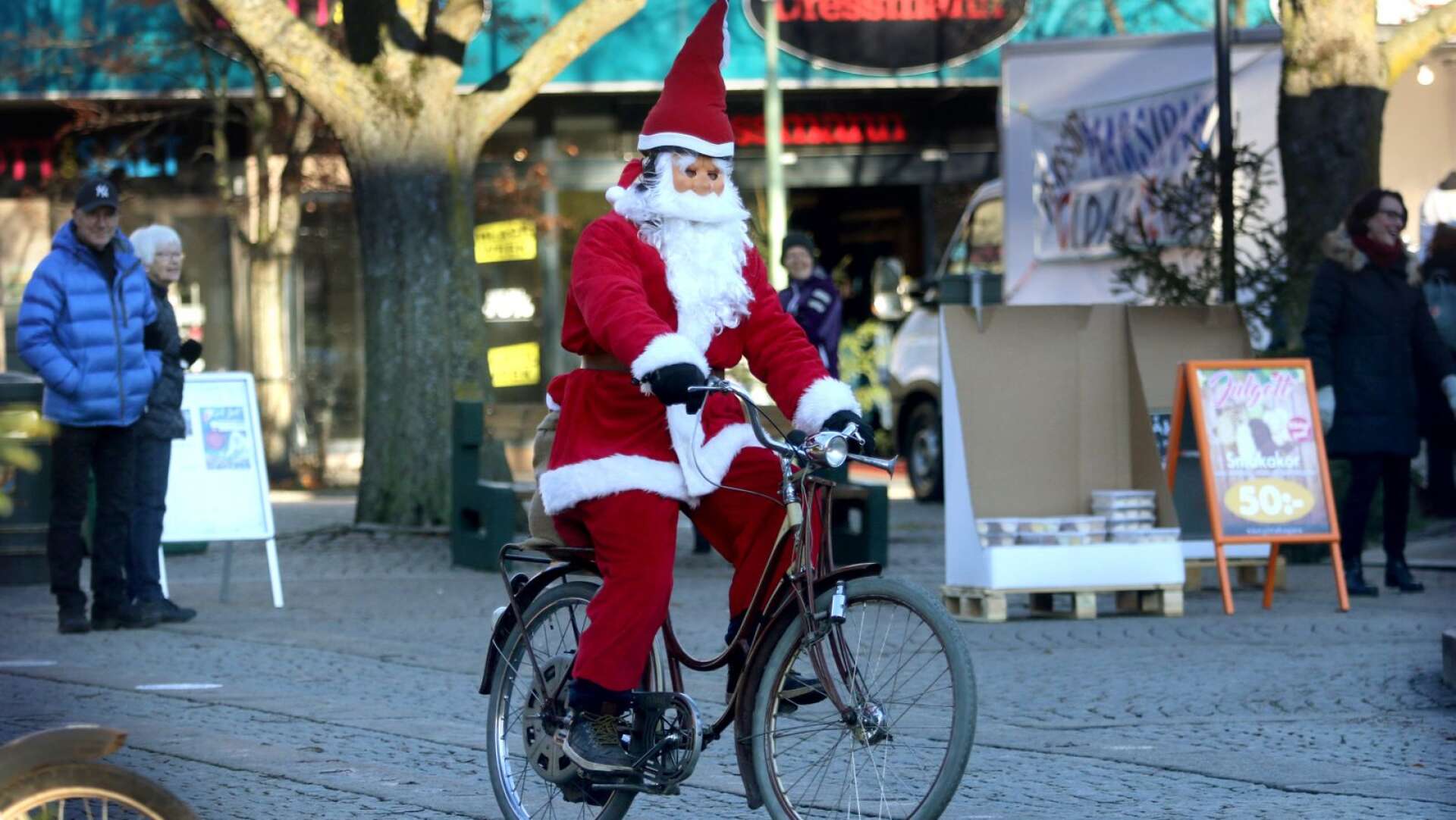 Första advent betyder Mariestads klassiska julskyltning. Till helgen kommer julstämningen infinna sig på stan. 