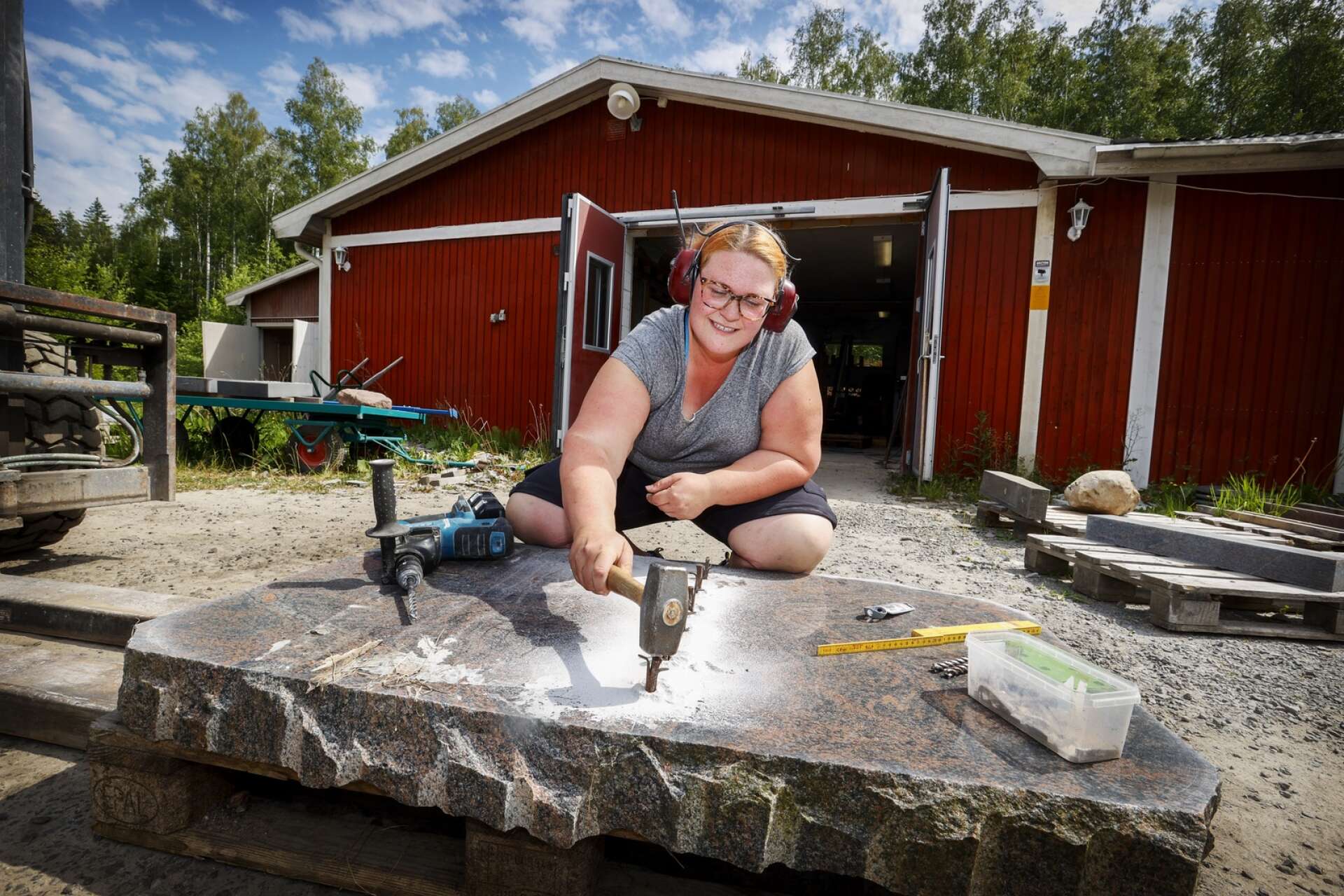 Camilla Westman älskar jobbet som stenhuggare och livet som egenföretagare. Nu flyttar hon produktionen från gården där hon växte upp, till Storfors där hon bor i dag.
