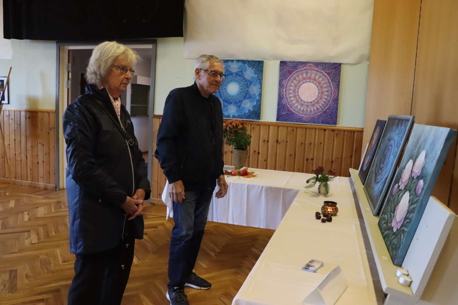 Wivianne Adamsson och Stig Hedberg besökte utställningen på Folkets hus i Otterbäcken. - Det är jättefint, tyckte Wivianne. 