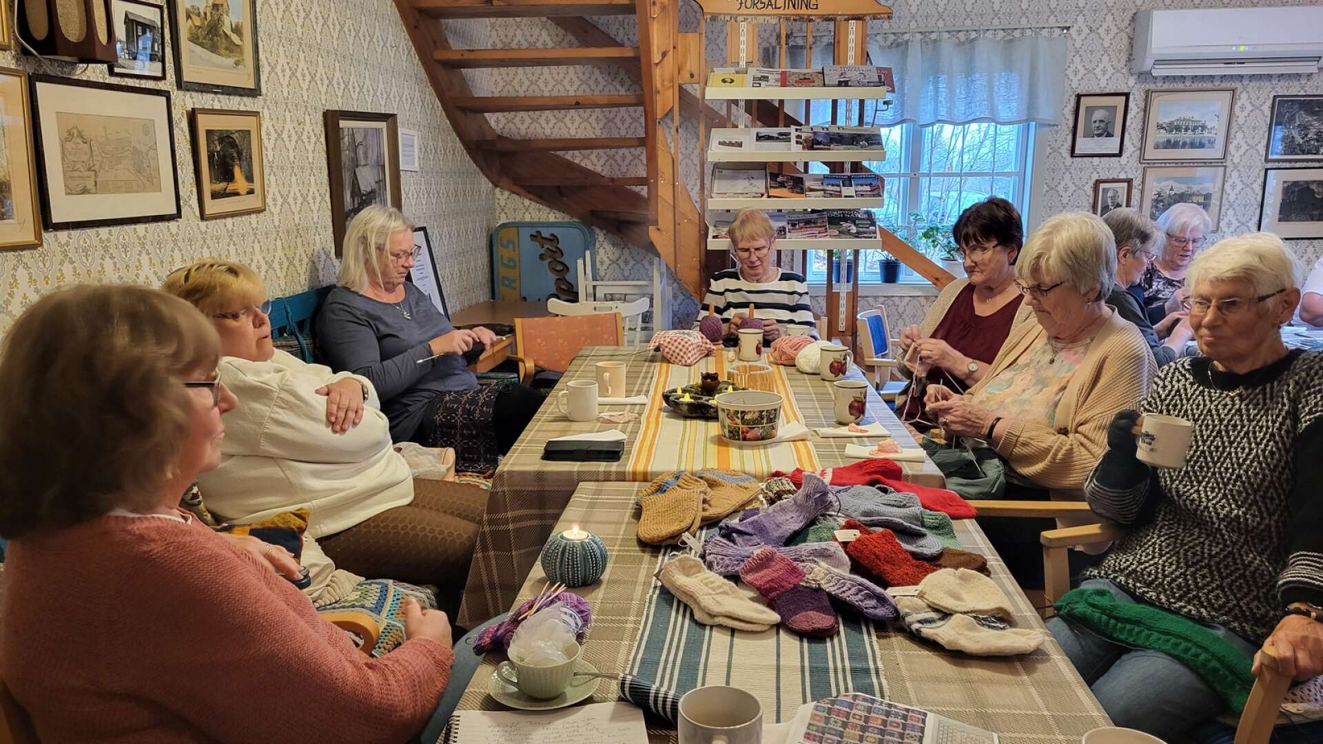 18 damer samlades under veckans stickcafé i det gamla Tullhuset på Munkeberg. Förberedelserna inför årets julmarknad är i full gång. 