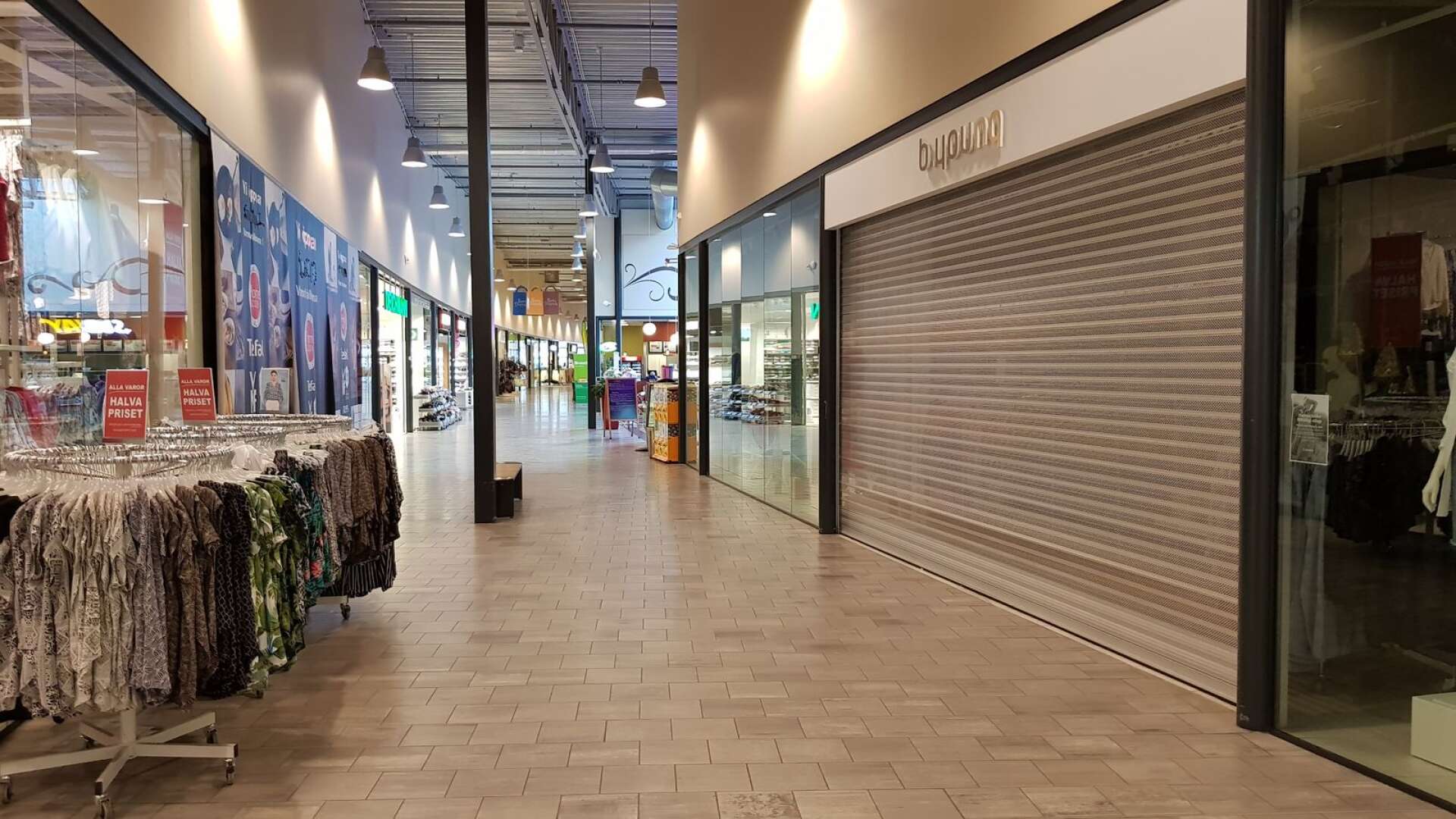 Här brukar det krylla av kunder inför påsk, nu är Charlottenbergs shoppingcenter en öde plats att vistas i. Skrämmande tyst, en del butiker stängda, andra med begränsade öppettider. En tradition bryts.