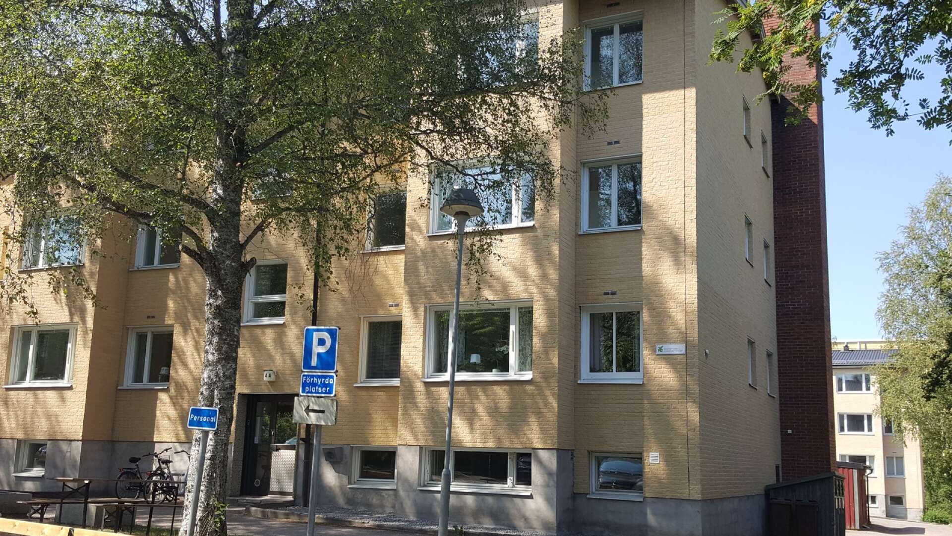 Upprustningen och renoveringen av lägenheterna på Blombackavägen fortsätter. 