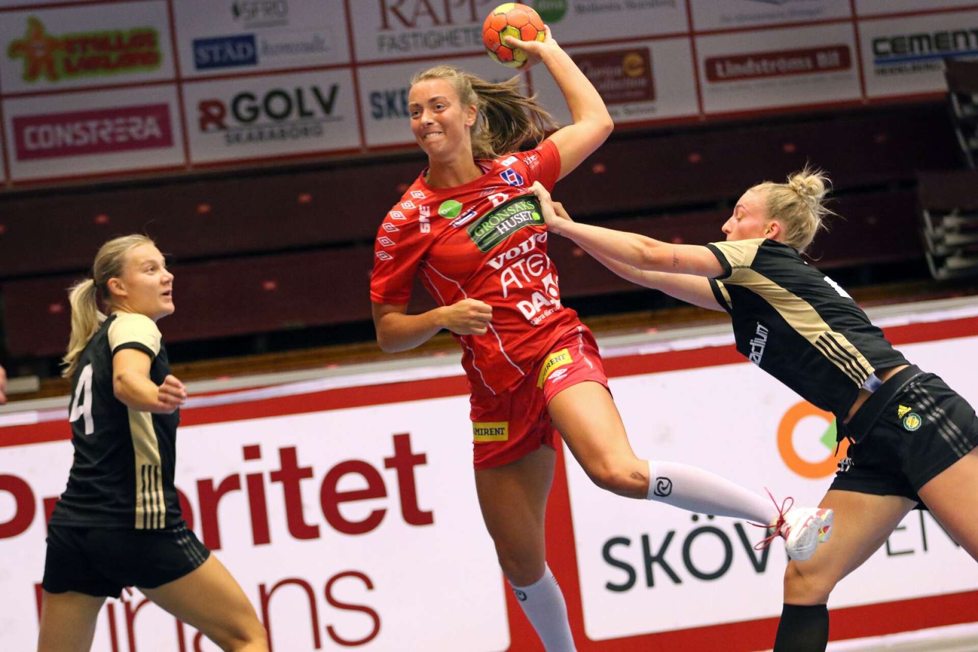 Det var inte mycket danskt i Skövde HF när det träningsspelades mot IK Sävehof. Nikoline Lungreen (bilden) spelade likt Josephine Nordström sparsamt. Edita Nukovic vilades och Ilda Kepic (knäskadad) spelade inte alls.