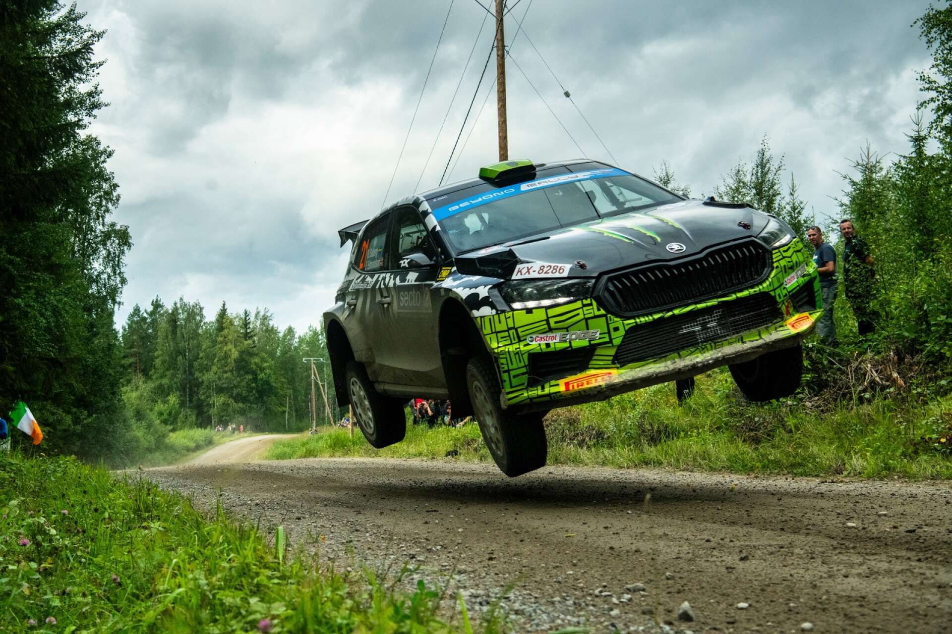 Oliver Solberg med brittiske kartläsaren Elliott Edmondson är fyra i WRC 2 efter fredagens sträckor av Finlands VM-rally.