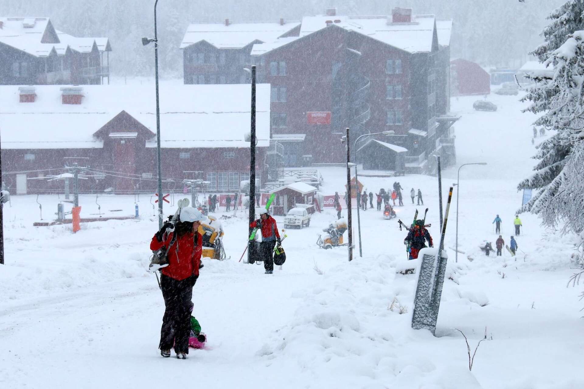 Det är mindre än en månad kvar till skidanläggningen öppnar för säsongen och bokningsläget ser riktigt bra ut, enligt Anders Kjällström.