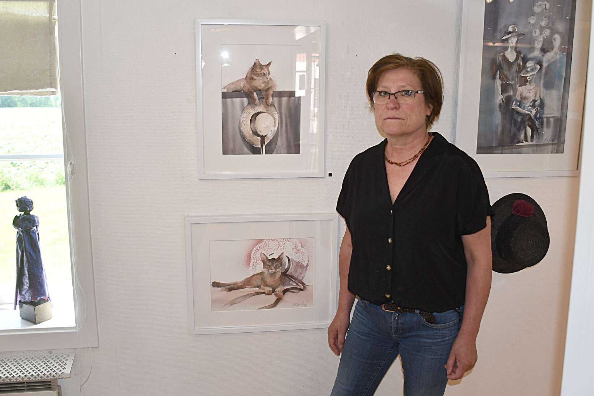 Olga Karlsson visar akvareller.