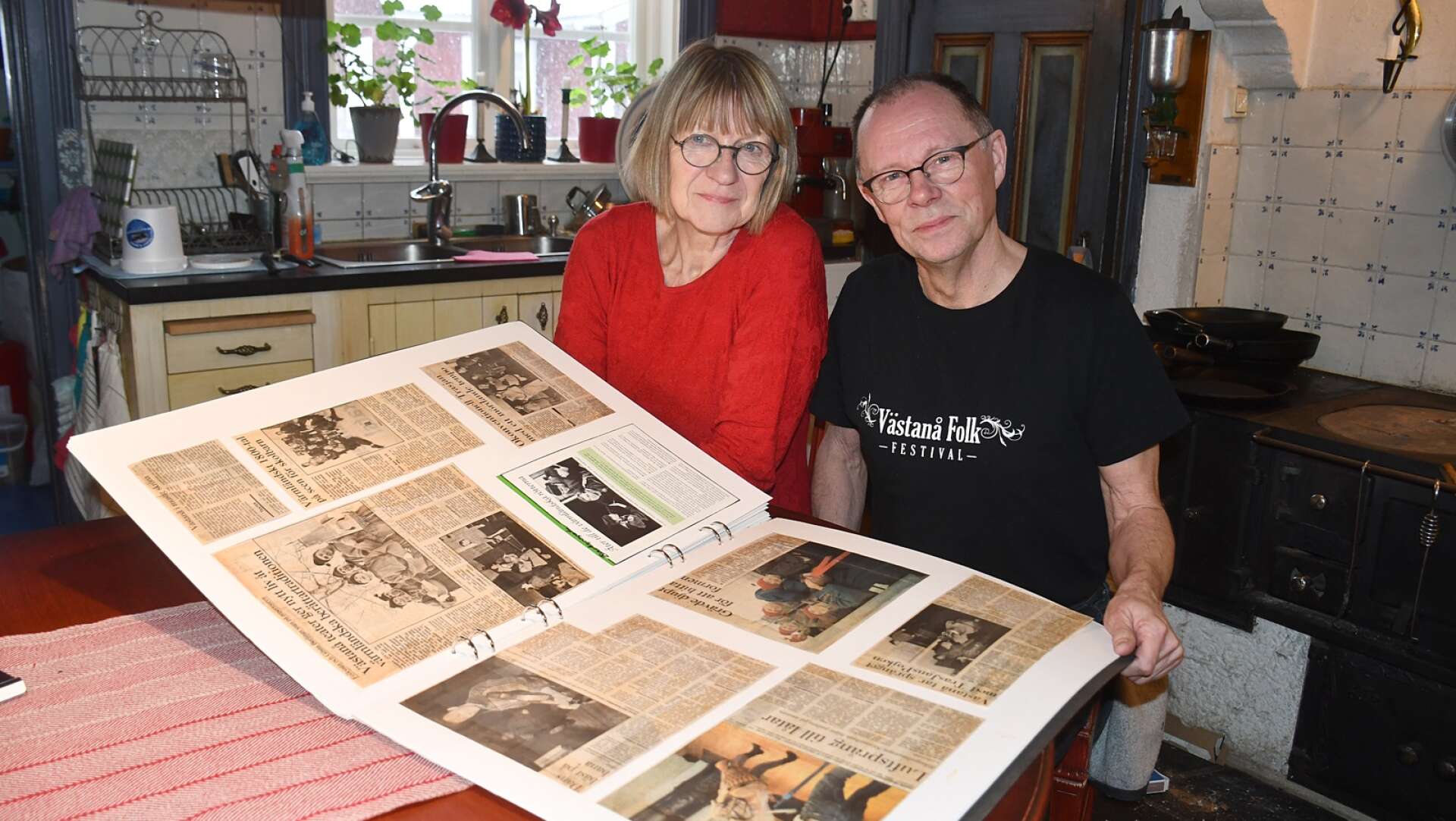 Inger Hallström Stinnerbom och Leif Stinnerbom har fyllt flera stora klippärmar med tidningsartiklar och annat från teaterns historia.