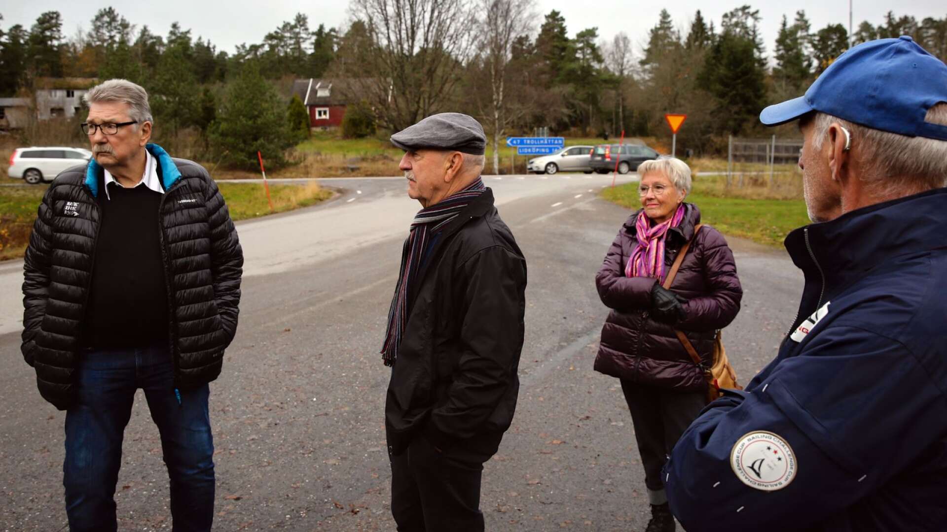 Boende i Gillstad har klagat hos Trafikverket om att vänstersvängen in till Gillstad från väg 44 är livsfarlig. Det menar att det behövs en vänsterfil för att man ska känna sig trygg. Halvard Fridell, Ronny Karlsson, Gunnel Karlsson och Rune Gustafsson är några som är oroliga.