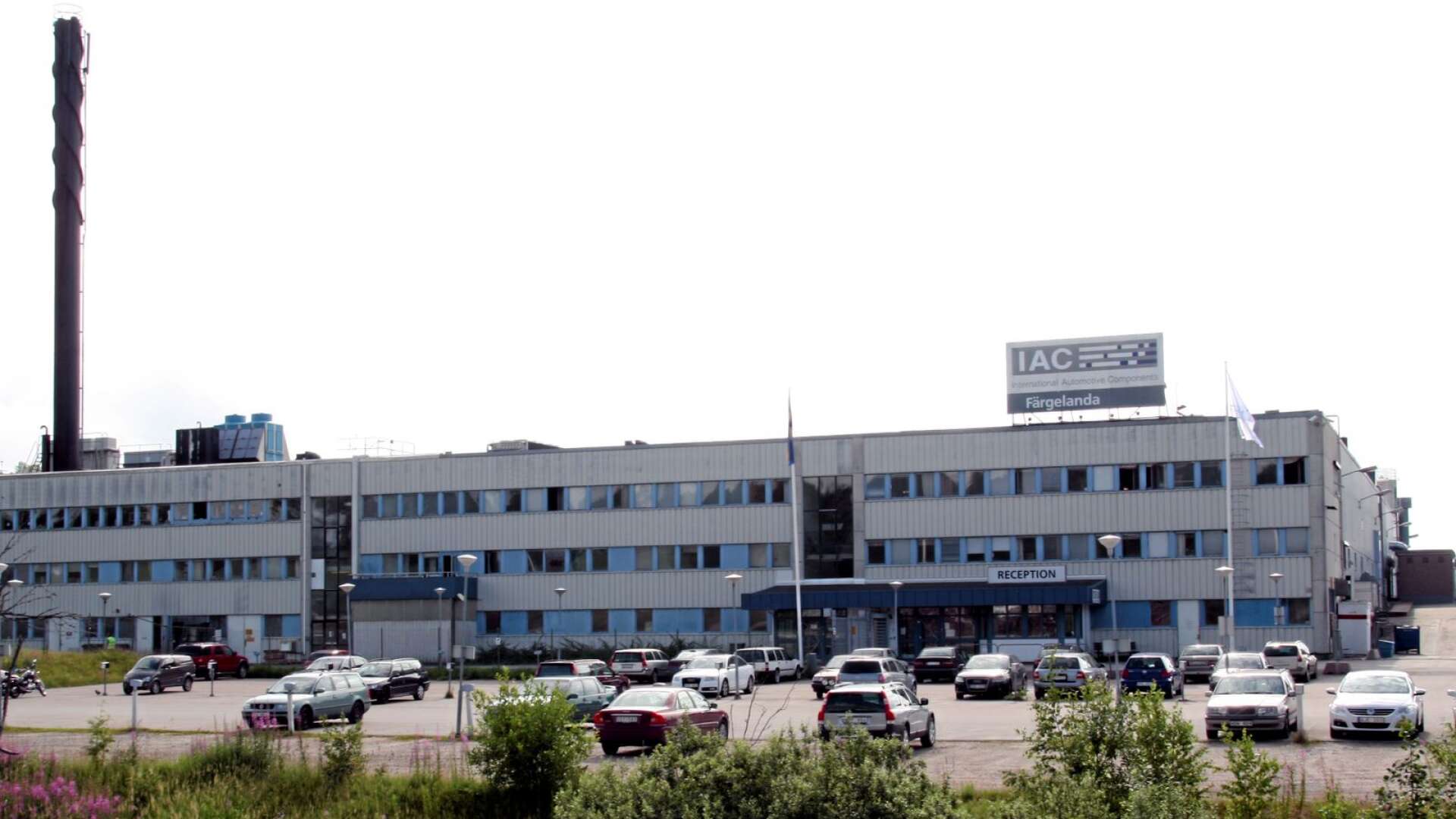 Företaget IAC i Färgelanda, som tillverkar komponenter till fordonsindustrin, är en viktig arbetsgivare i Färgelanda kommun. Så viktig att mycket i kommunen står och faller med företaget.