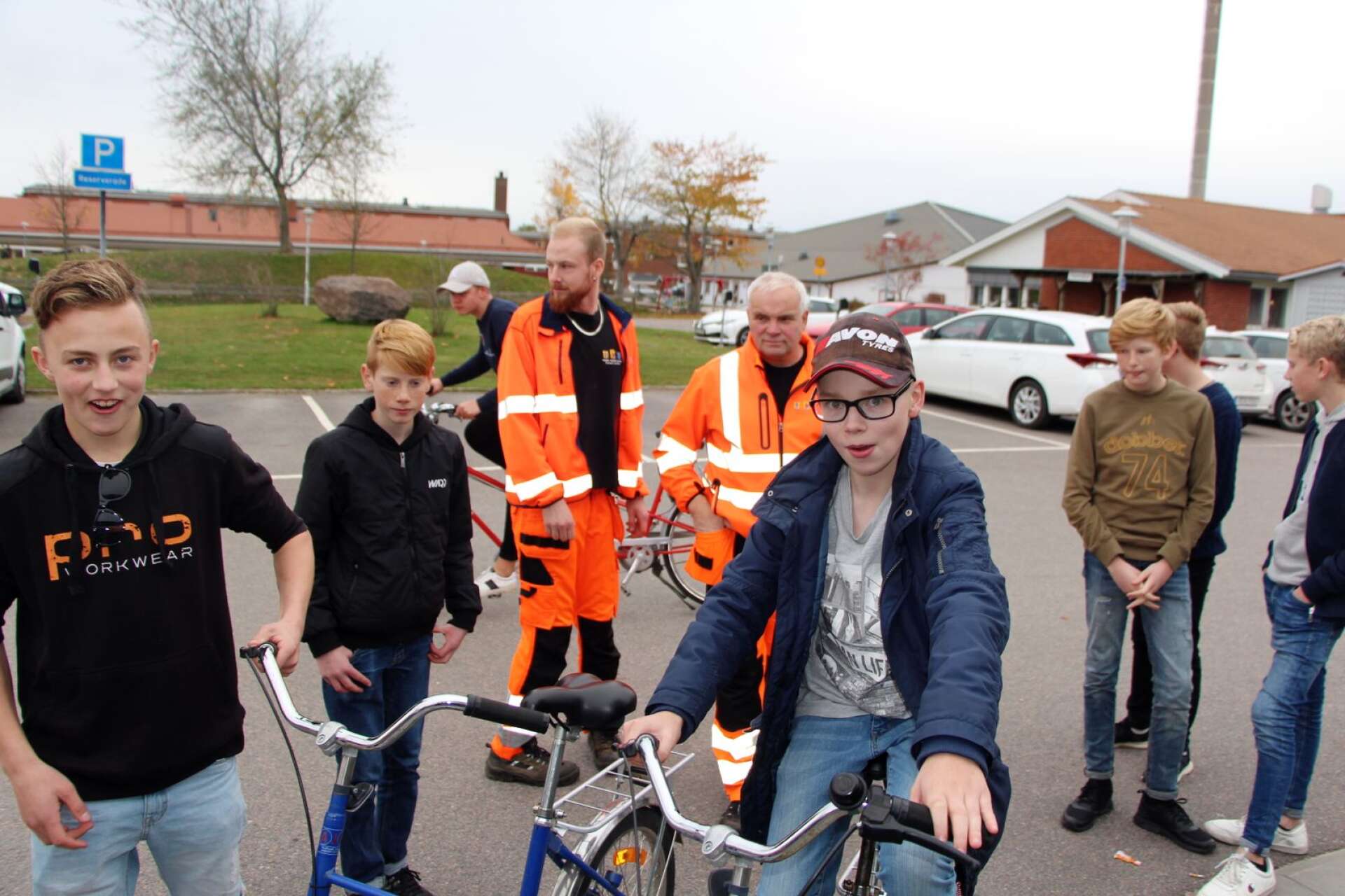 Victor Berntsson och arbetsledaren Jan Fors berättade om allt som utegruppen Granparken utför. Eleverna fick bland annat testa cyklar som används inom LSS-verksamheten.
