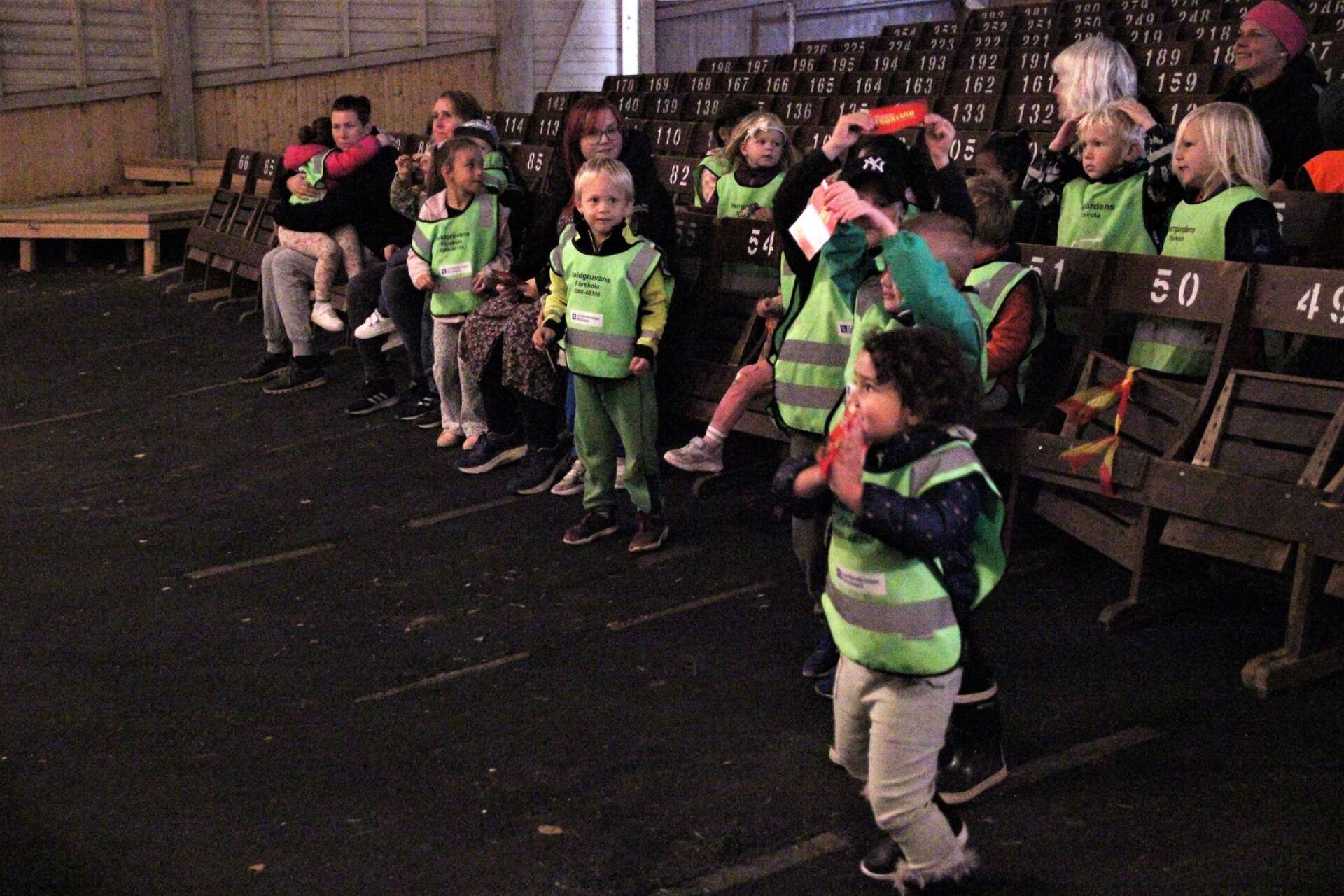 I föreställningen fick förstås barnen vara med och dansa och göra rörelser som skulle illustrera de olika ödletyperna från kritaperioden.