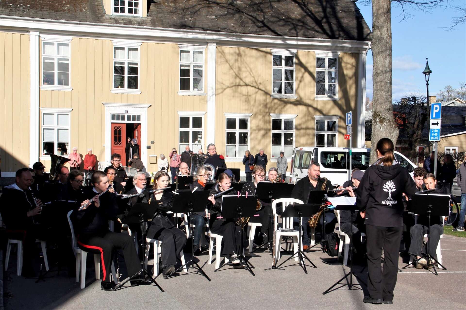 Åmål Concert Band hade filmmusik som en röd tråd och inledde med temat från Pokémon. Charlotte Ellénius var dirigent för blåsorkestern under deras första avdelning.