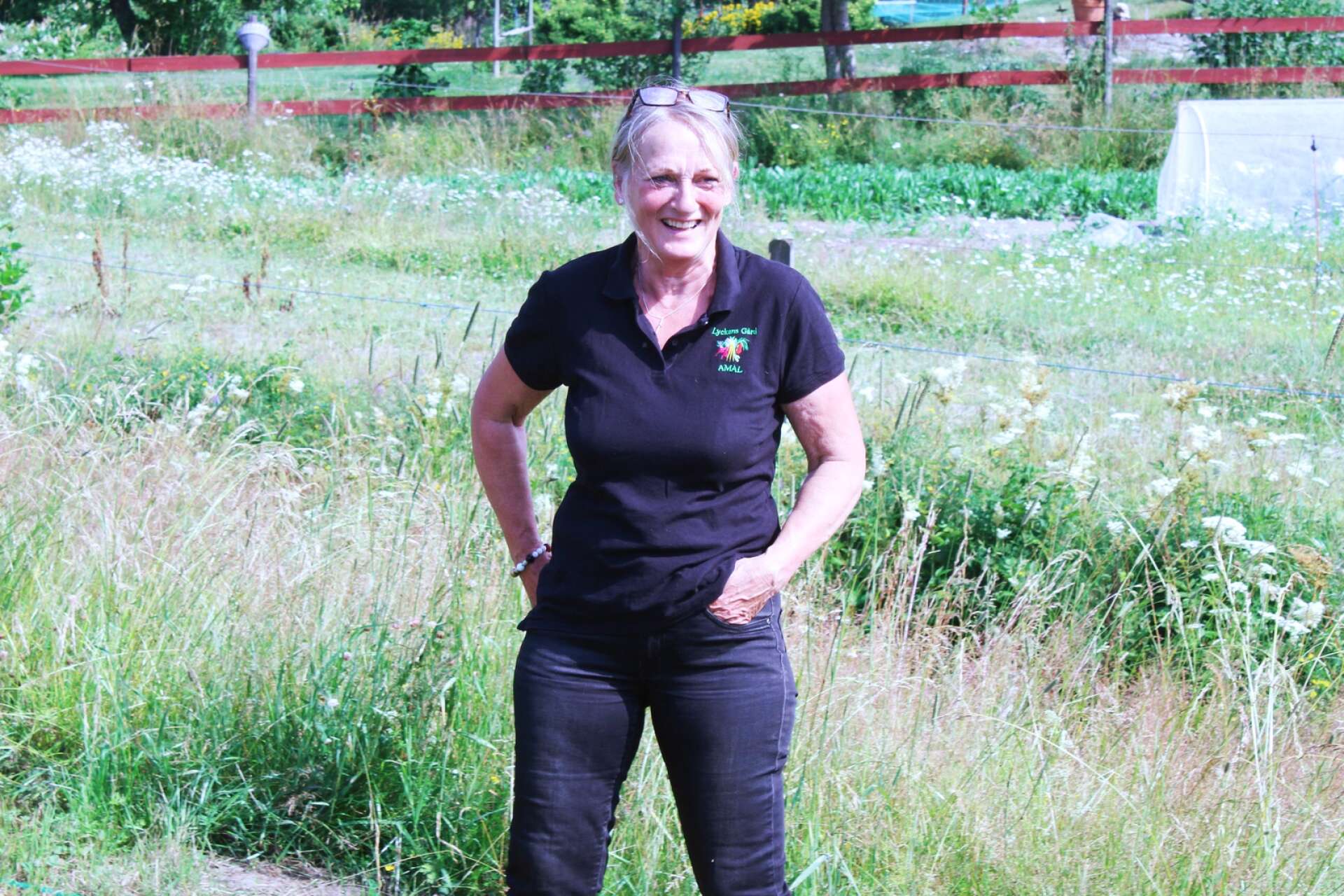 Carina Bergqvist driver Lyckans gård tillsammans med Tobias Åkesson. Hon berättade för sina gäster om odlingarna.