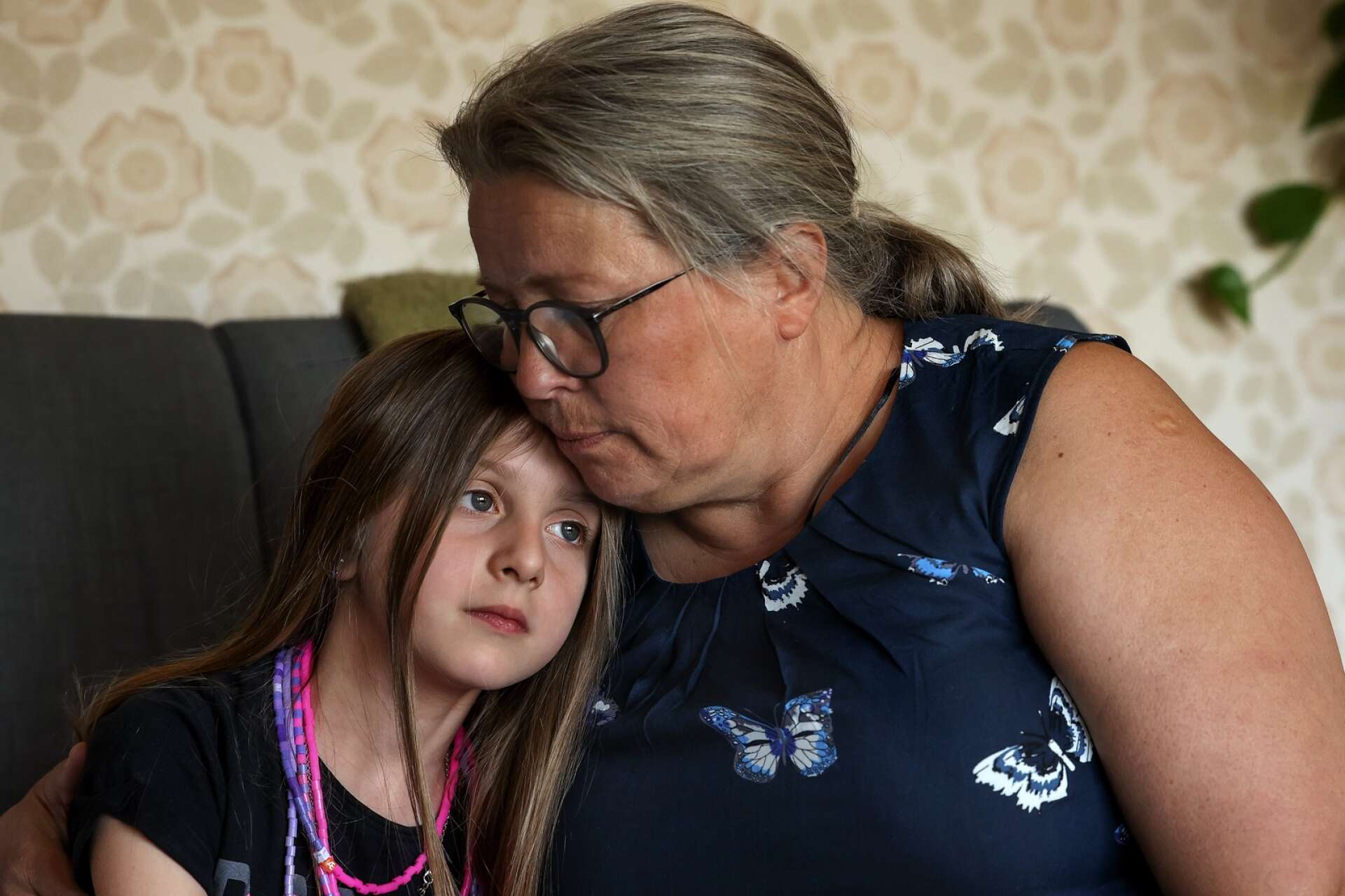 Vårdnadshavaren Paulina Backström kramar om åttaåriga Lisa, som i dagarna meddelats att hon ska utvisas till Albanien tillsammans med sin biologiska mamma. Beslutet kom som en chock för Järpåsparet som haft Lisa boende hos sig under totalt fem år.