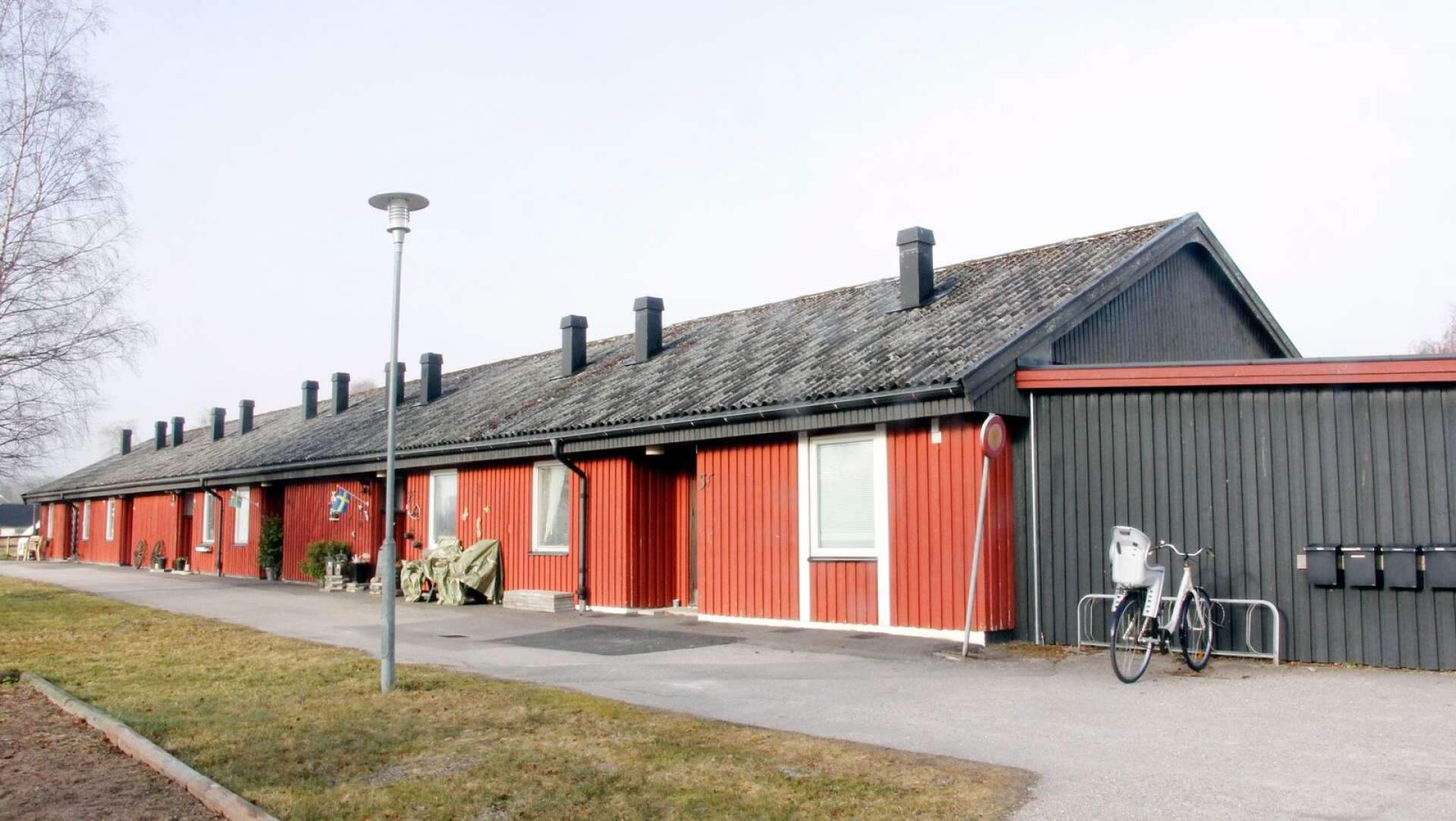 Valbohem säljer ut delar av sina hus. Här är det lägenhetslängan Gjutarevägen 5 i Ödeborg, som nyligen sålts. 