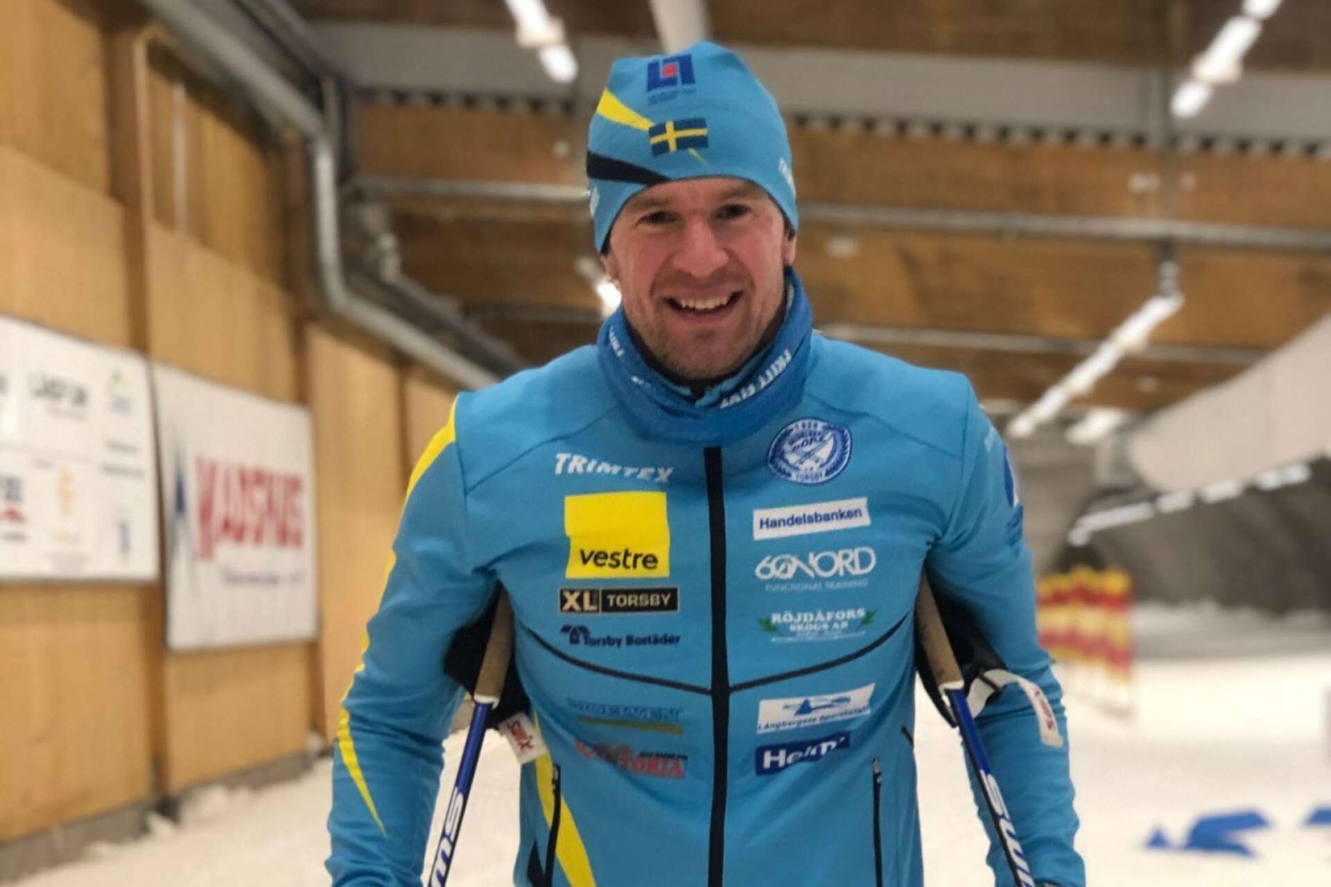 Efter över tio år som elitsatsande skidåkare väljer Rasmus Blom att avsluta sin satsning. I stället går han över till att springa långlopp.