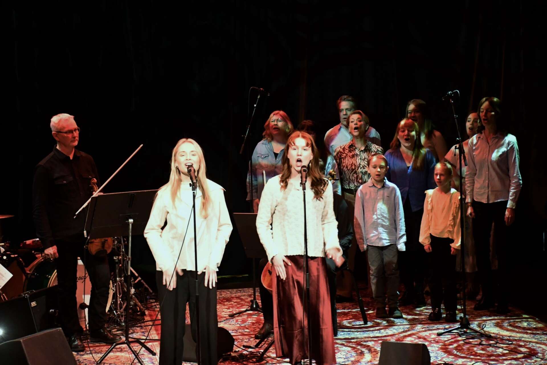 Tova Hollender, Stina Olsson och delar av ensemblekören framförde sånger från SäffleOperans uppsättning av Såsom i himmelen.