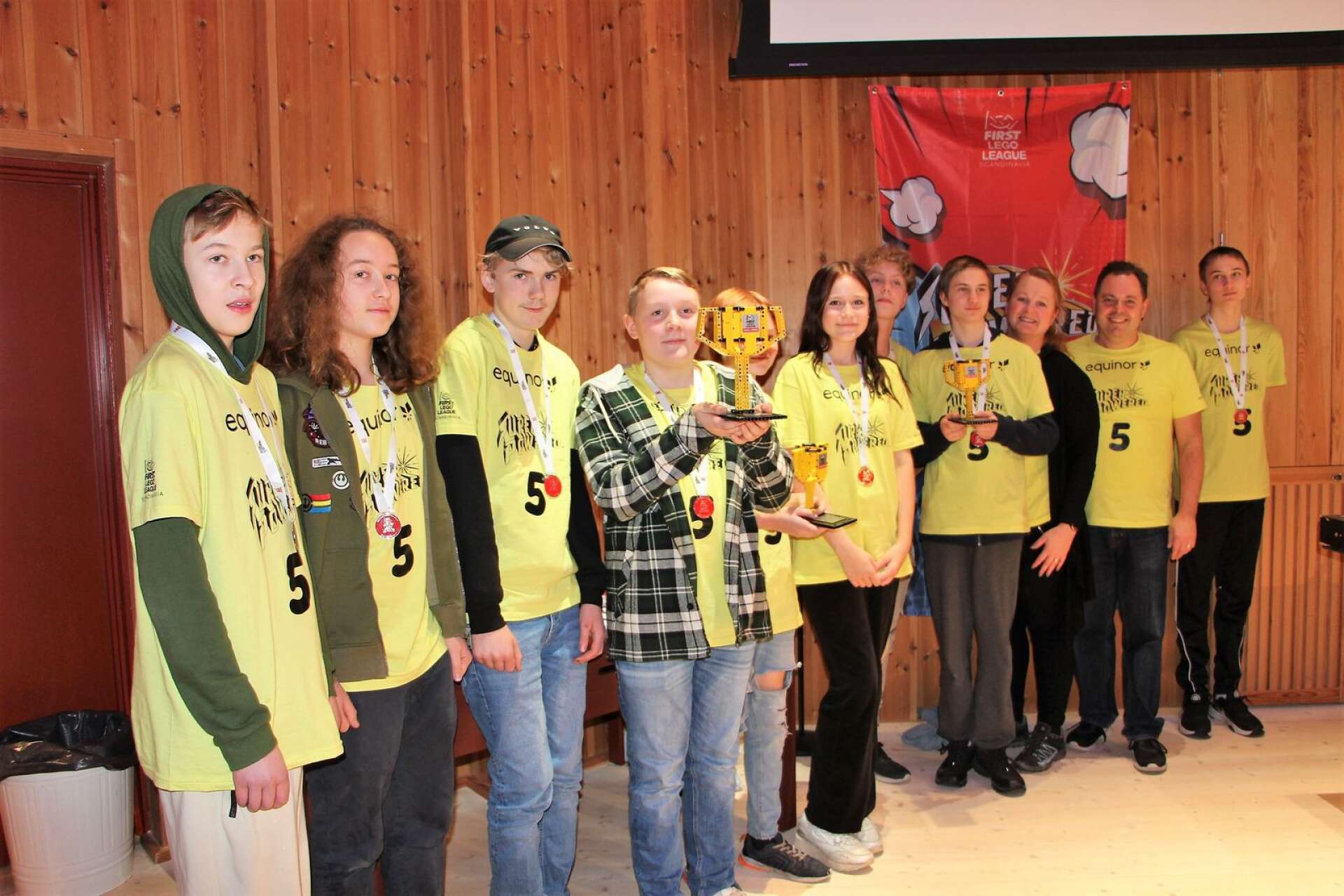 Laget Legoisterna från Sannerudsskolan i Kil vann årets upplaga av tävlingen First Lego League. Här höjer Elias Nilsson segerpokalen.