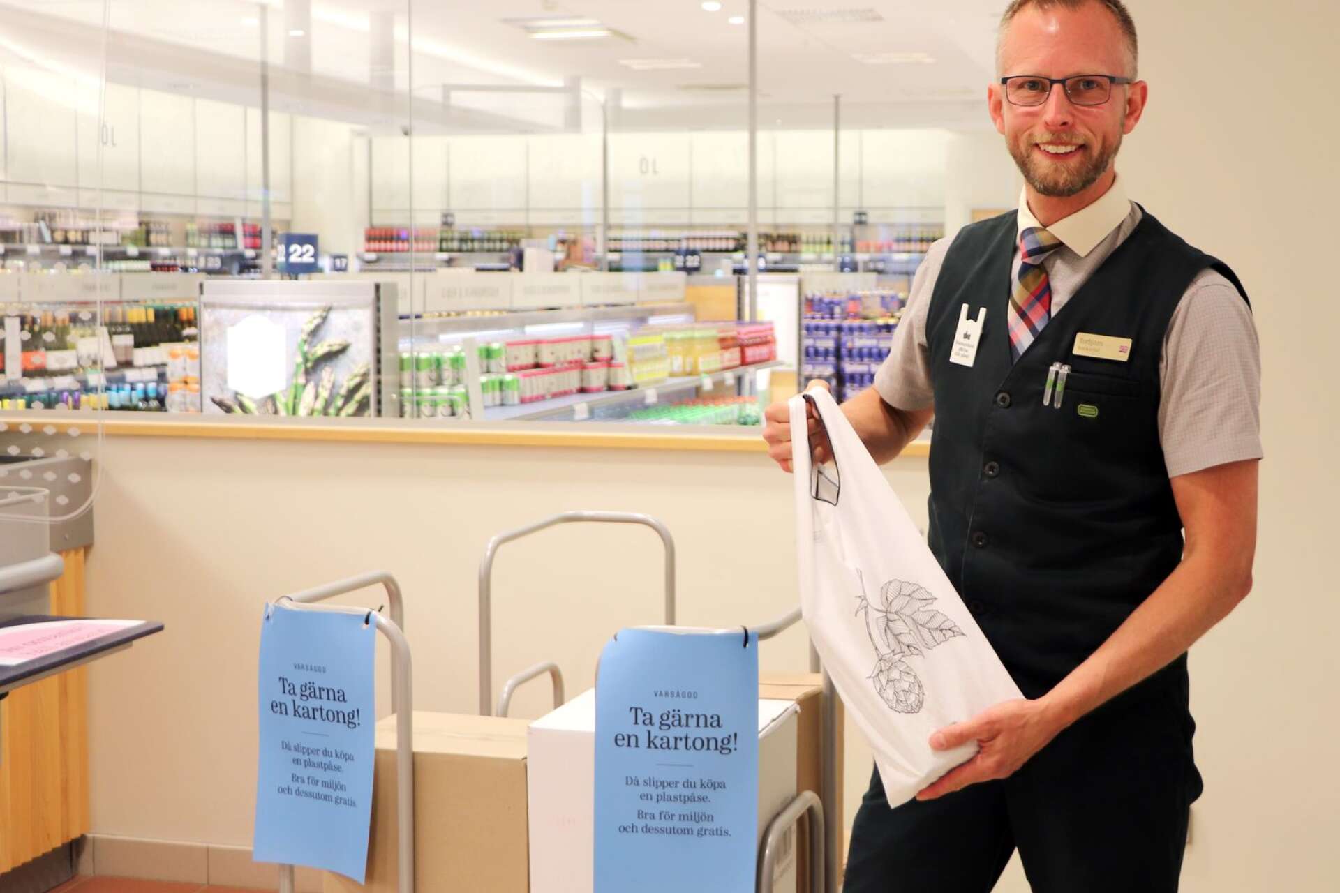 På Systembolaget i centrum motsvarar nedgången 270 kilo plast enligt butikschefen Torbjörn Jansson, här med två mer miljövänliga alternativ.