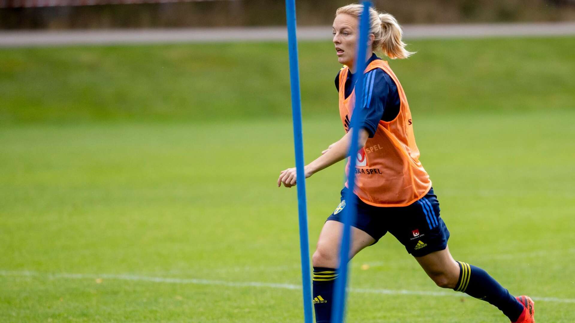 Mimmi Larsson får chansen att skjuta Sverige till EM i England 2022. 
