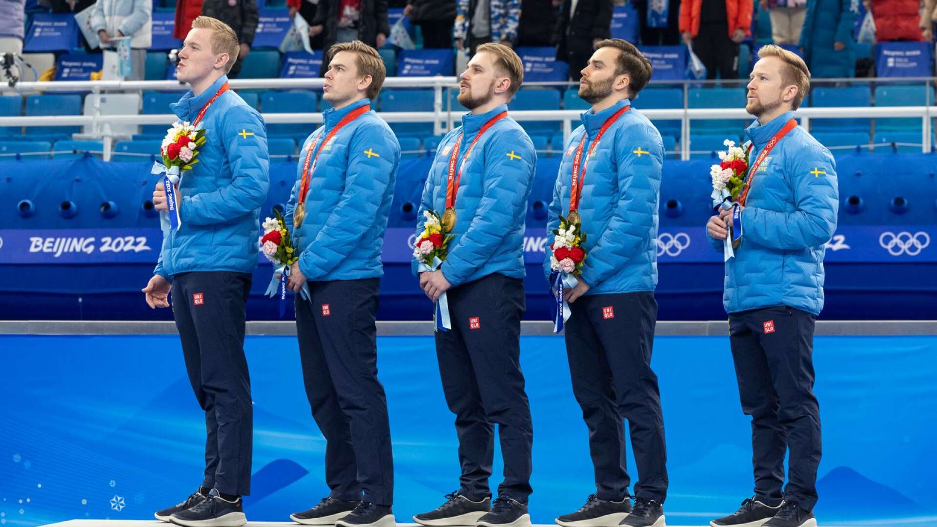 Daniel Magnusson, Christoffer Sundgren, Rasmus Wranå, Oskar Eriksson och Niklas Edin under den svenska nationalsången i Peking.