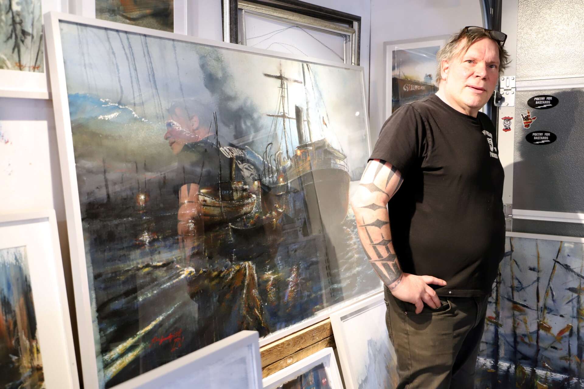 Konstnären John Lundqvist bor i Bengtsbol utanför Forshaga, men under Lustenrundan hittar man honom på Sund gård i Mölnbackatrakten.